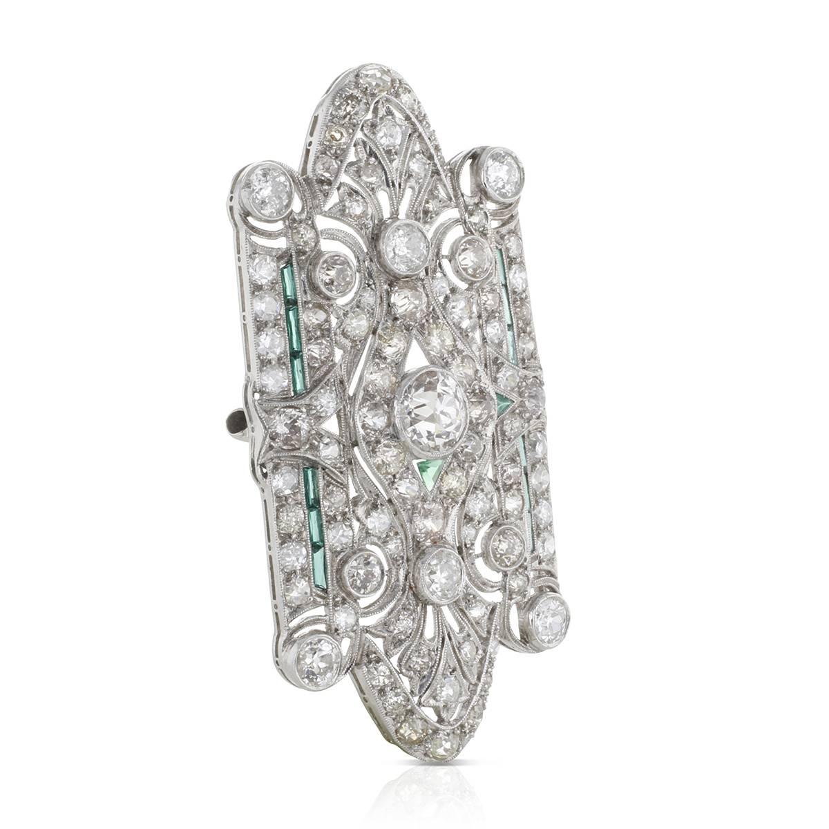 Edwardian Art Deco Platinum Green Emerald and Diamond Brooch In Excellent Condition In New York, NY