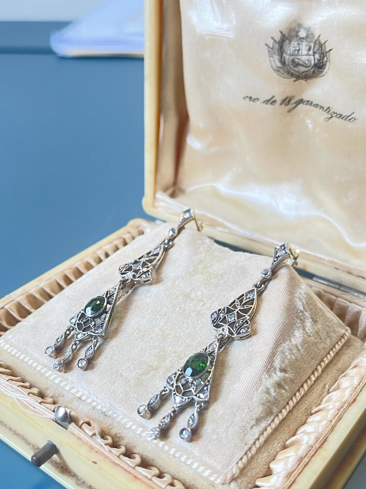 Lange Edwardianische Jugendstil-Tropfen-Ohrringe aus Gold und Silber mit Diamanten und Peridot, um 1900 für Damen oder Herren im Angebot
