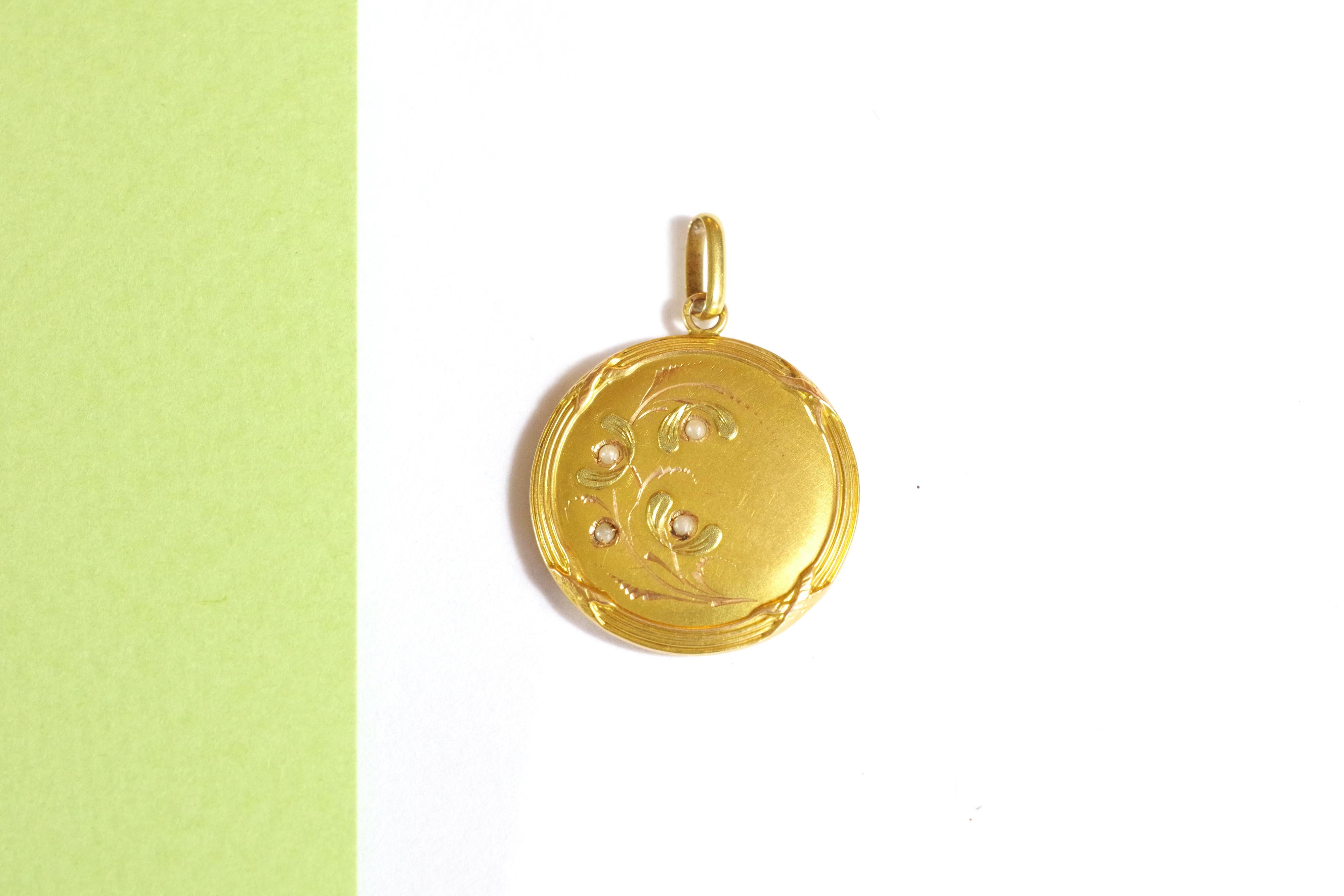 Edwardian Art Nouveau Mistletoe Pendant, Antique Circular Medallion Locket Gold In Fair Condition In PARIS, FR