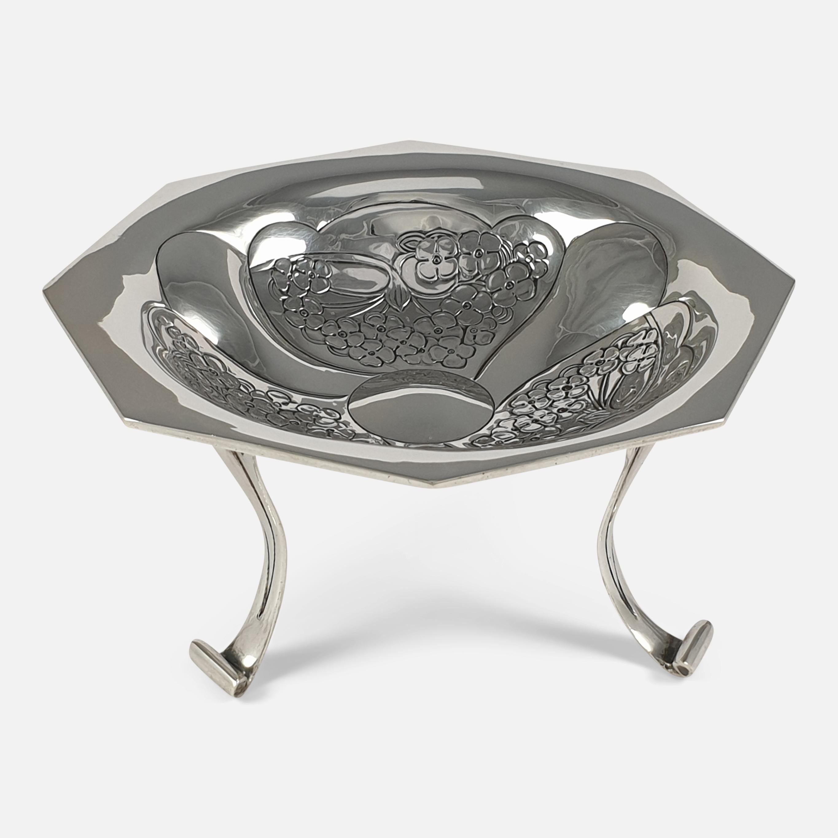 Edwardian Art Nouveau Silver Tazza by Kate Harris for W.G. Connell, 1901 For Sale 4