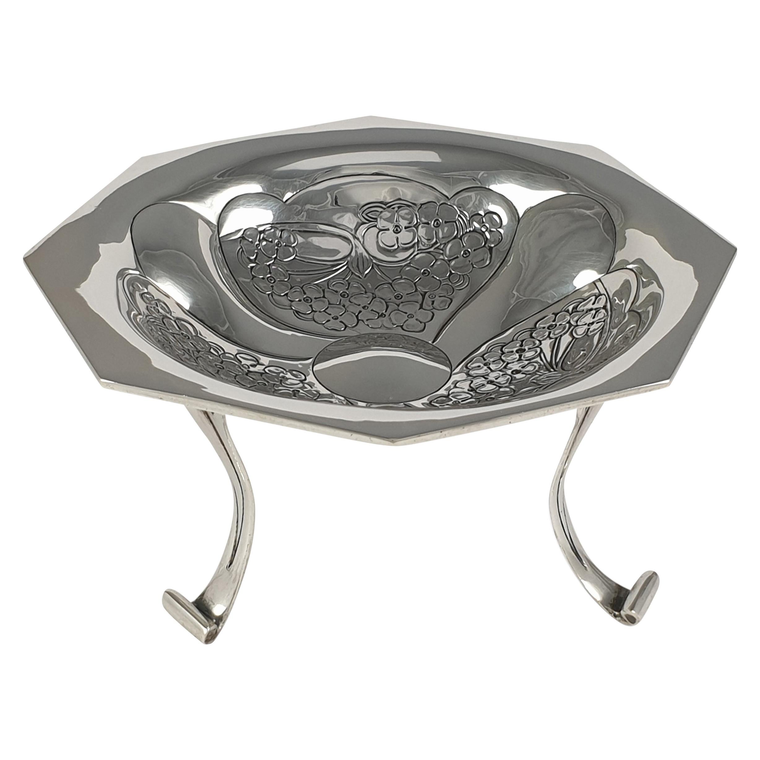 Edwardian Art Nouveau Silver Tazza by Kate Harris for W.G. Connell, 1901 For Sale