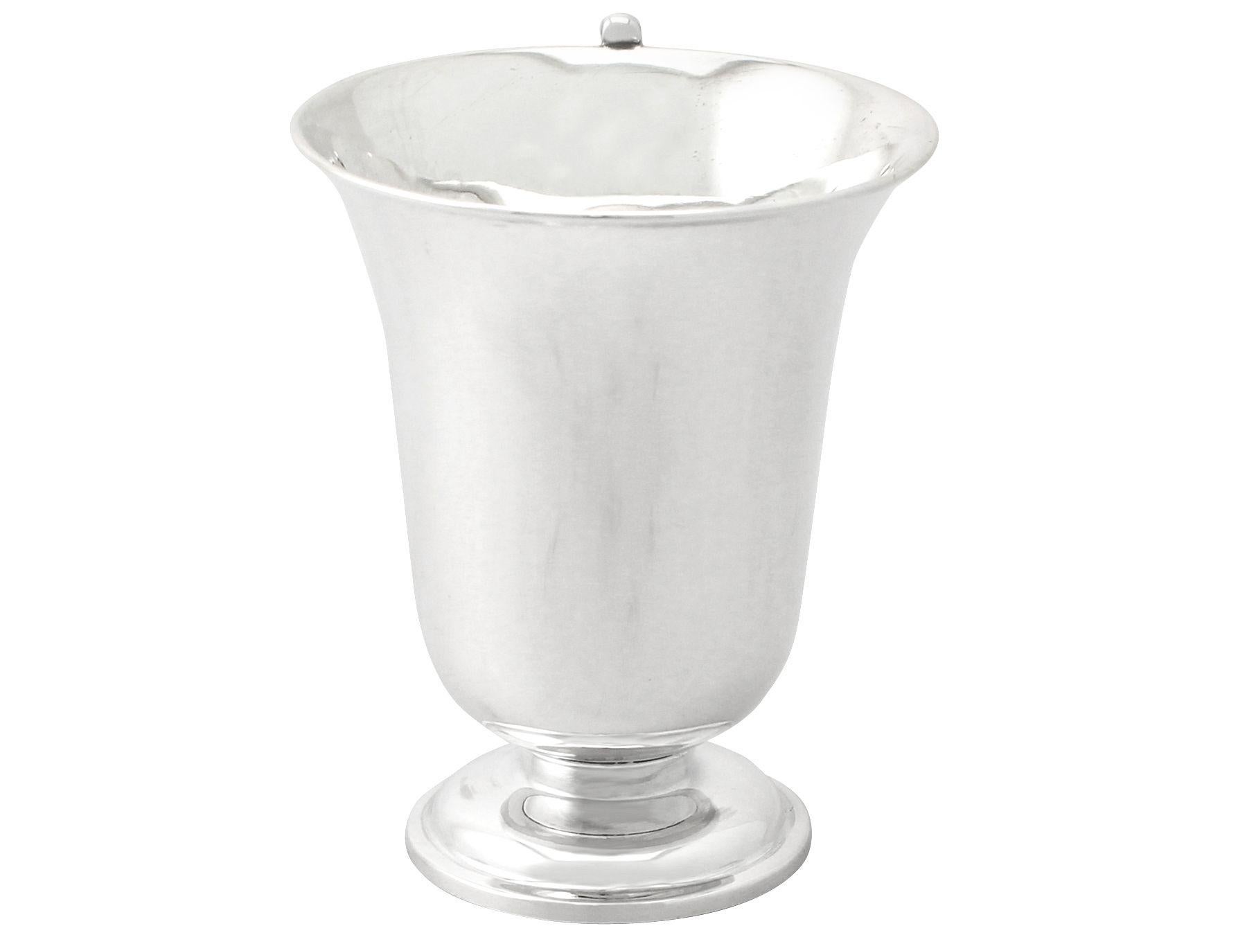 A fine and impressive antique Edwardian English sterling silver mug in the Art Nouveau style; an addition to our wine and drinks related silverware collection.

This fine antique Edwardian sterling silver mug has a plain bell shaped form onto a