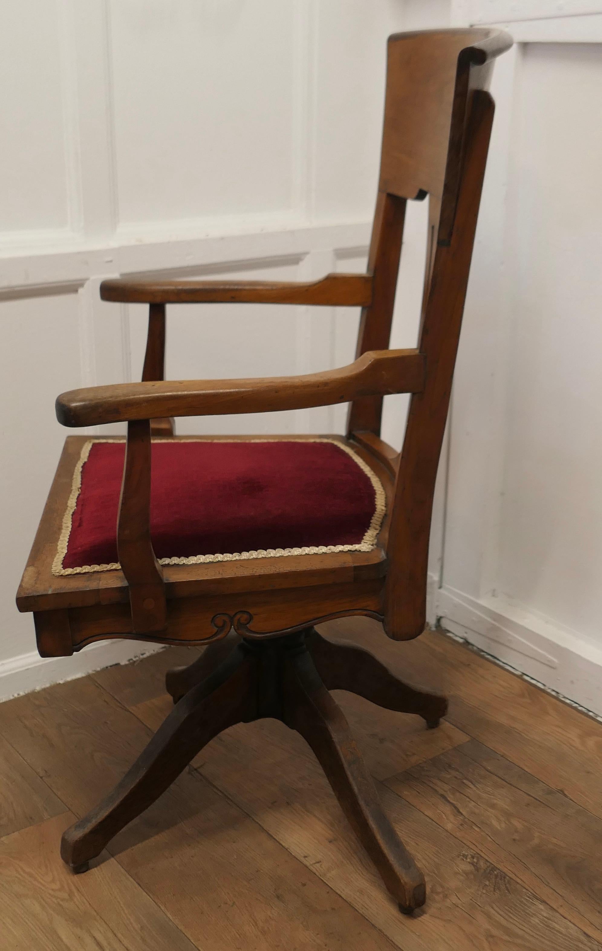 Edwardian Arts and Crafts Walnut Desk or Office Chair      In Good Condition For Sale In Chillerton, Isle of Wight