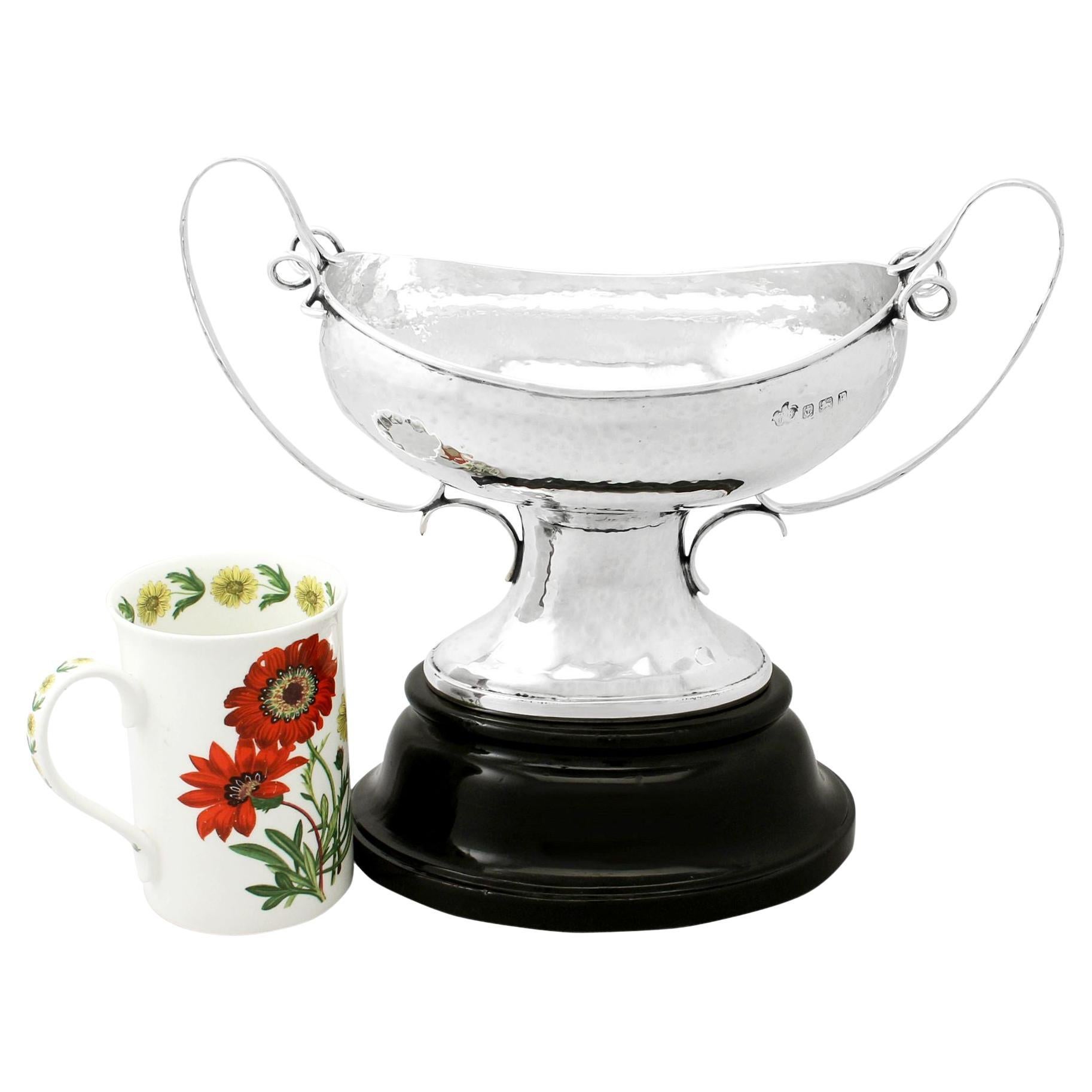 Fino e impresionante cuenco/taza de presentación de plata de ley inglesa de la época eduardiana, de estilo Arts & Crafts; una adición a nuestra colección de presentaciones de plata

Este cuenco de presentación de plata de ley de la época