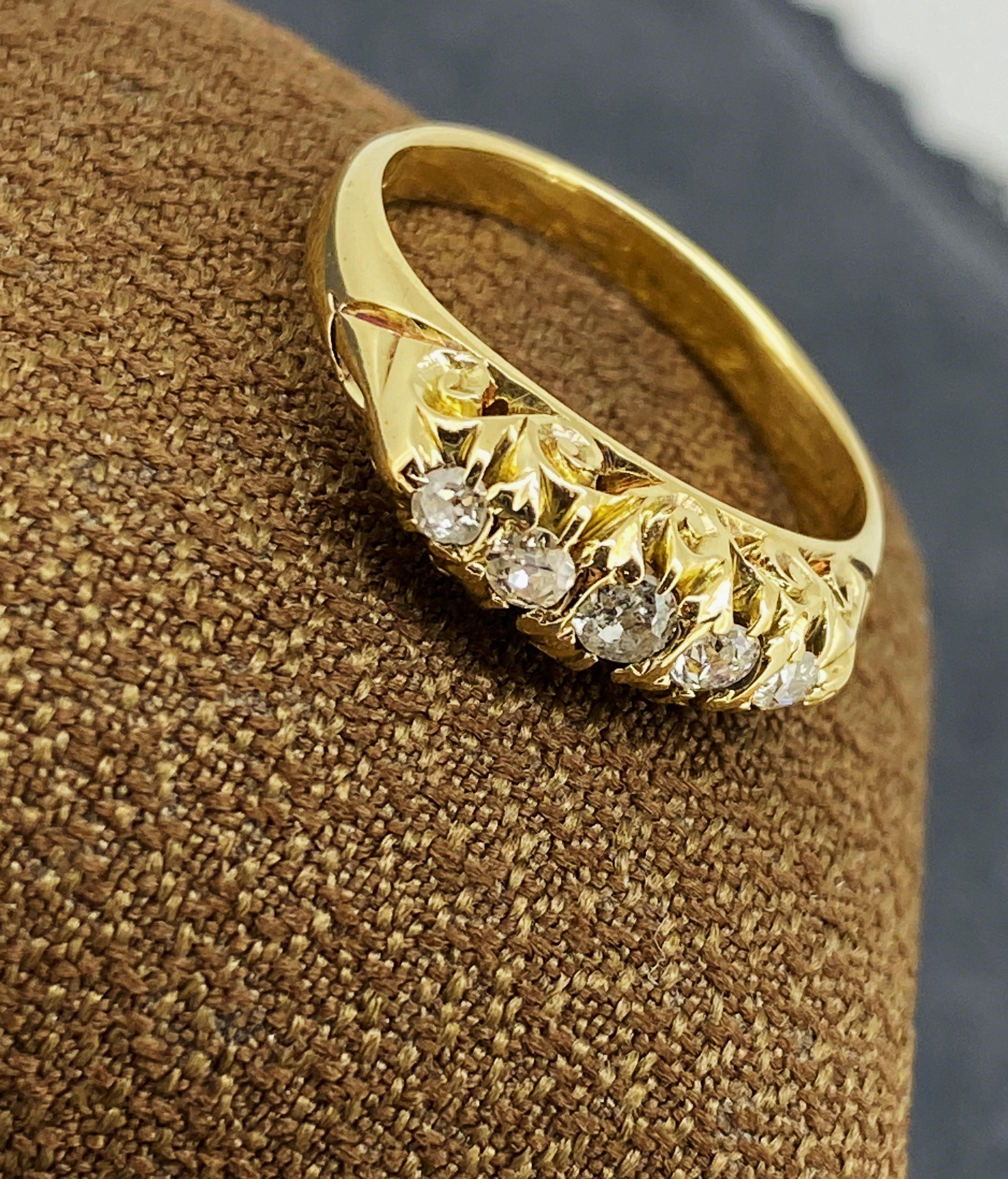 Questo splendido gioiello
risale al periodo edoardiano e alla fine del XX secolo, 
eppure è in condizioni bellissime 

Con un design intramontabile a mezzo cerchio,
presenta 5 scintillanti diamanti di taglio europeo. 
di 0,25ct in totale circa, 
di