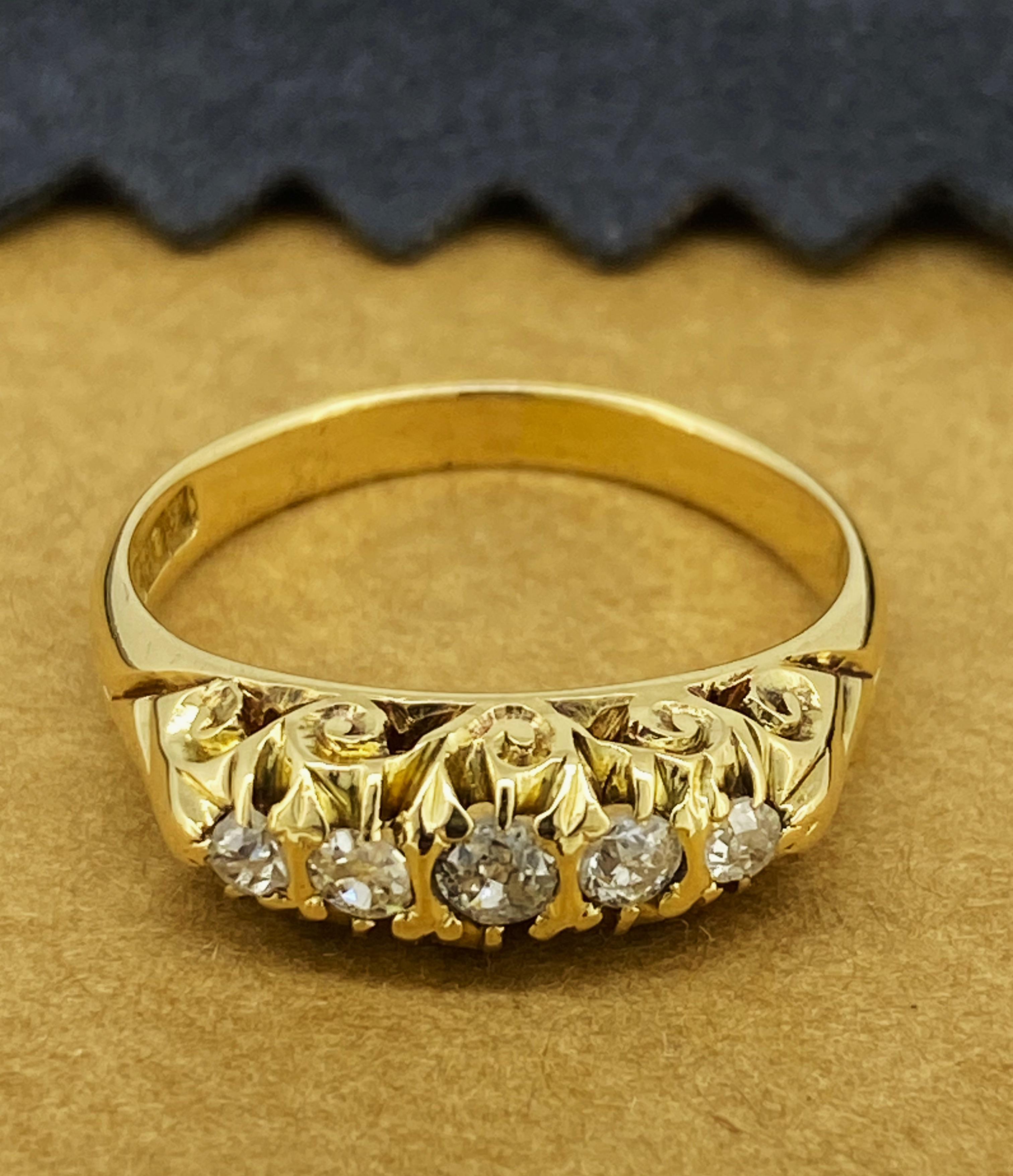 Edoardiano Anello australiano edoardiano a 5 pietre con diamanti taglio vecchio e mezzo cerchio in oro giallo 18 carati in vendita