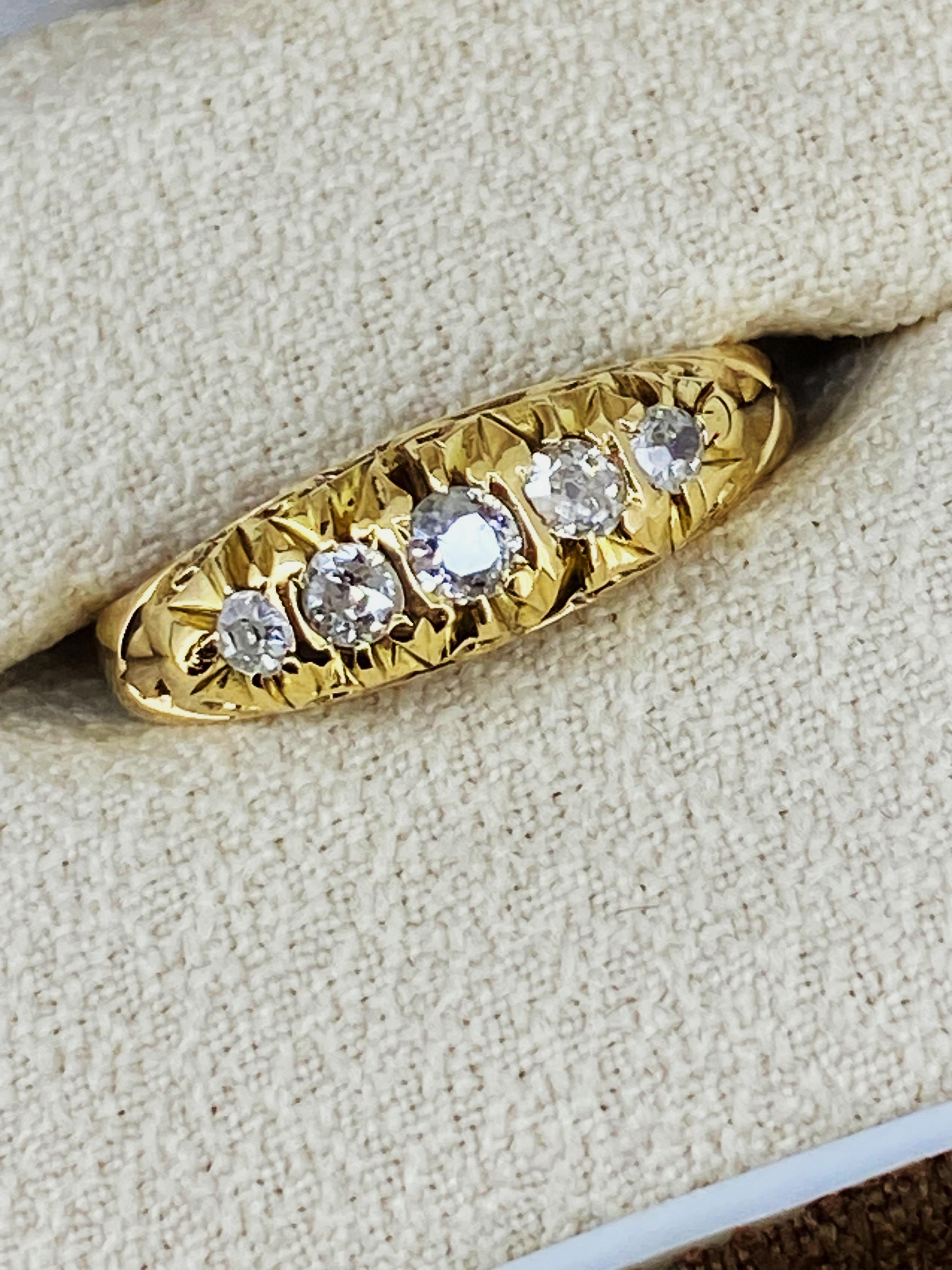 Taglio antico europeo Anello australiano edoardiano a 5 pietre con diamanti taglio vecchio e mezzo cerchio in oro giallo 18 carati in vendita