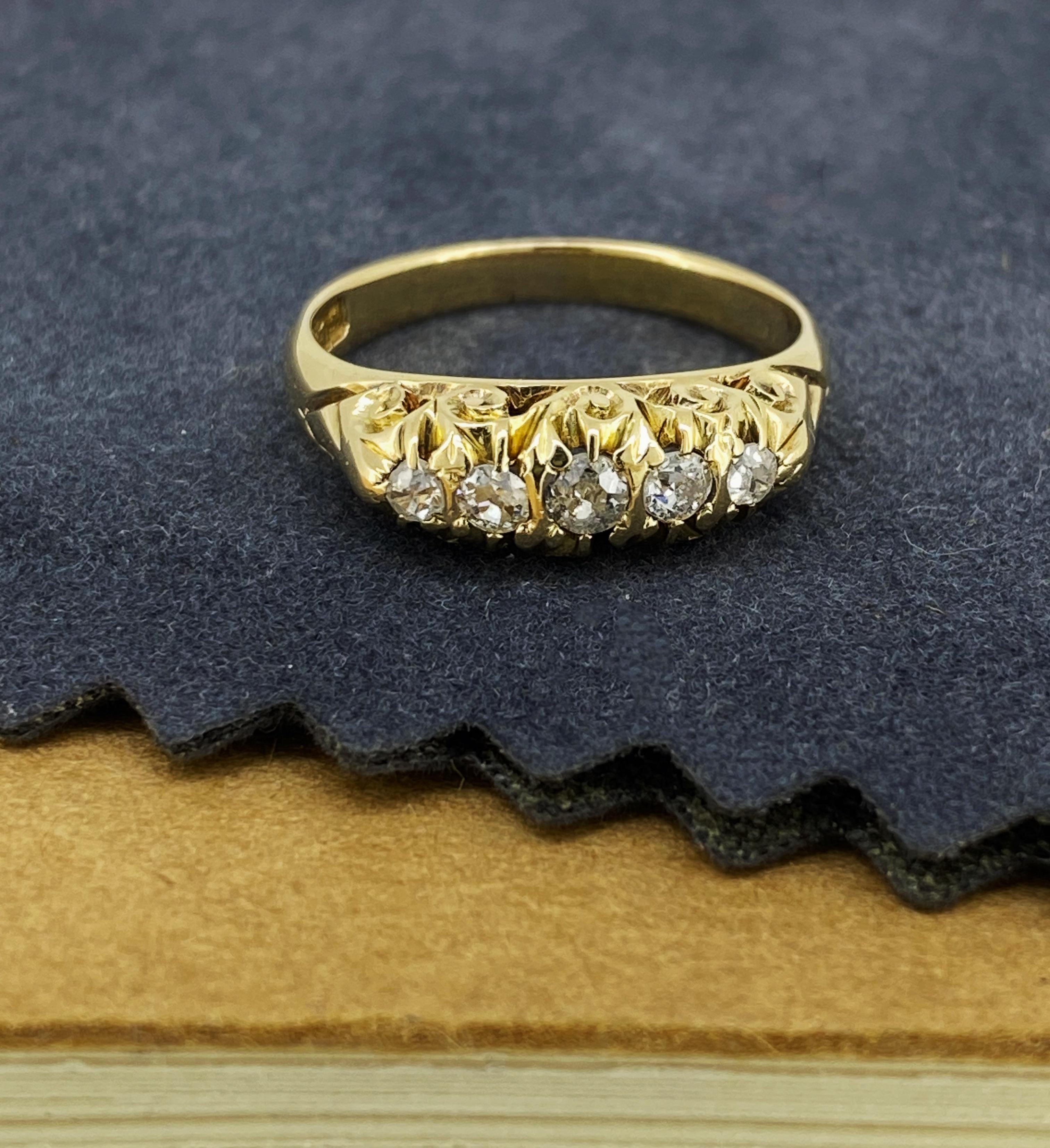 Anello australiano edoardiano a 5 pietre con diamanti taglio vecchio e mezzo cerchio in oro giallo 18 carati In condizioni ottime in vendita a MELBOURNE, AU