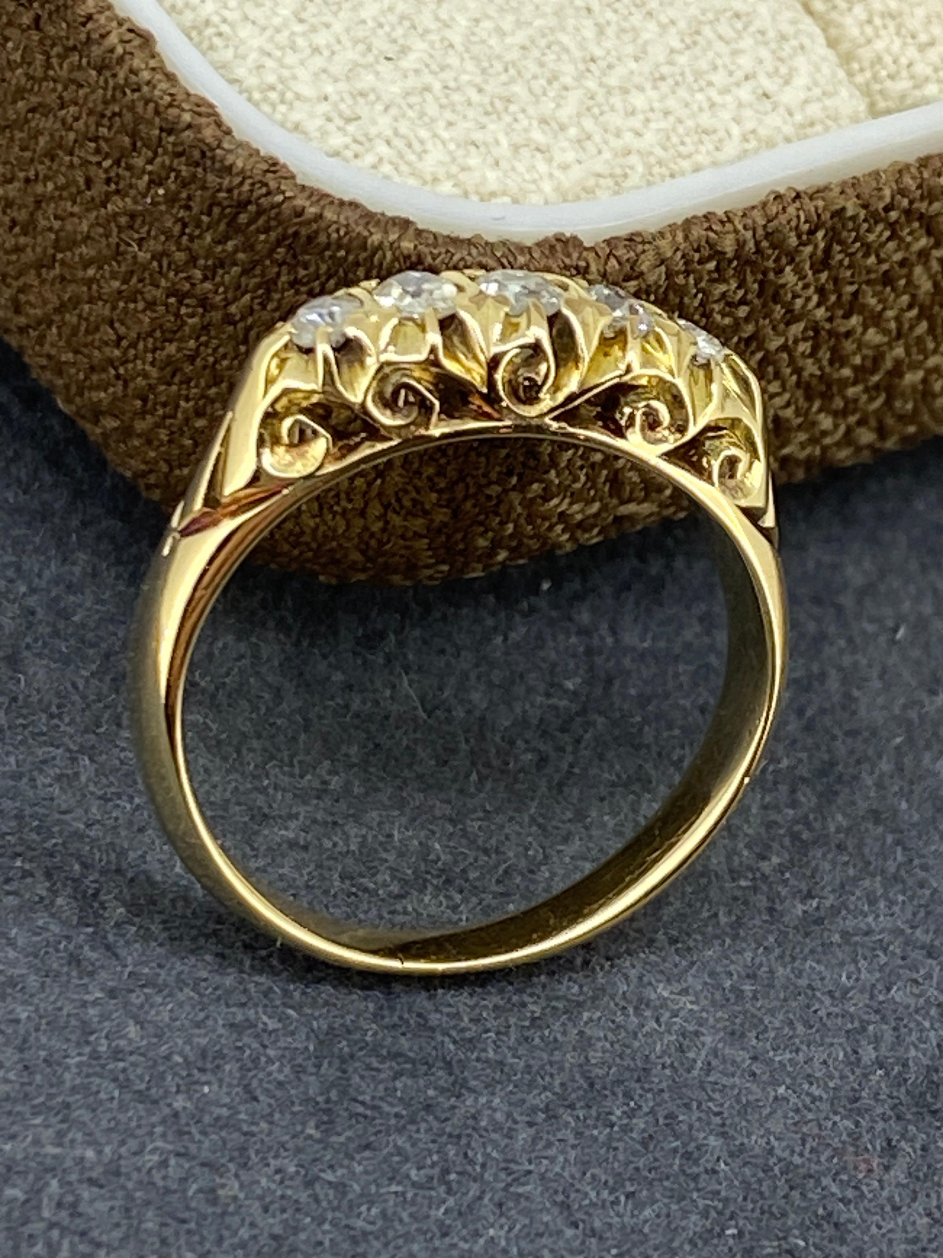 Anello australiano edoardiano a 5 pietre con diamanti taglio vecchio e mezzo cerchio in oro giallo 18 carati in vendita 2