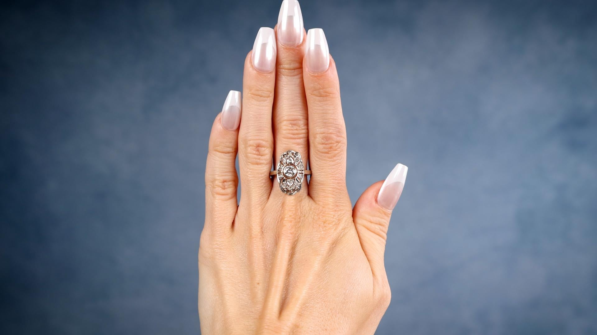 Ein Edwardian Austrian Diamond 14k White Gold Navette Ring. Mit einem Diamanten im alten europäischen Schliff von 0,50 Karat, Farbe L, Reinheit SI2. Akzentuiert durch zwei einzelne und zehn Diamanten im Rosenschliff mit einem Gesamtgewicht von ca.