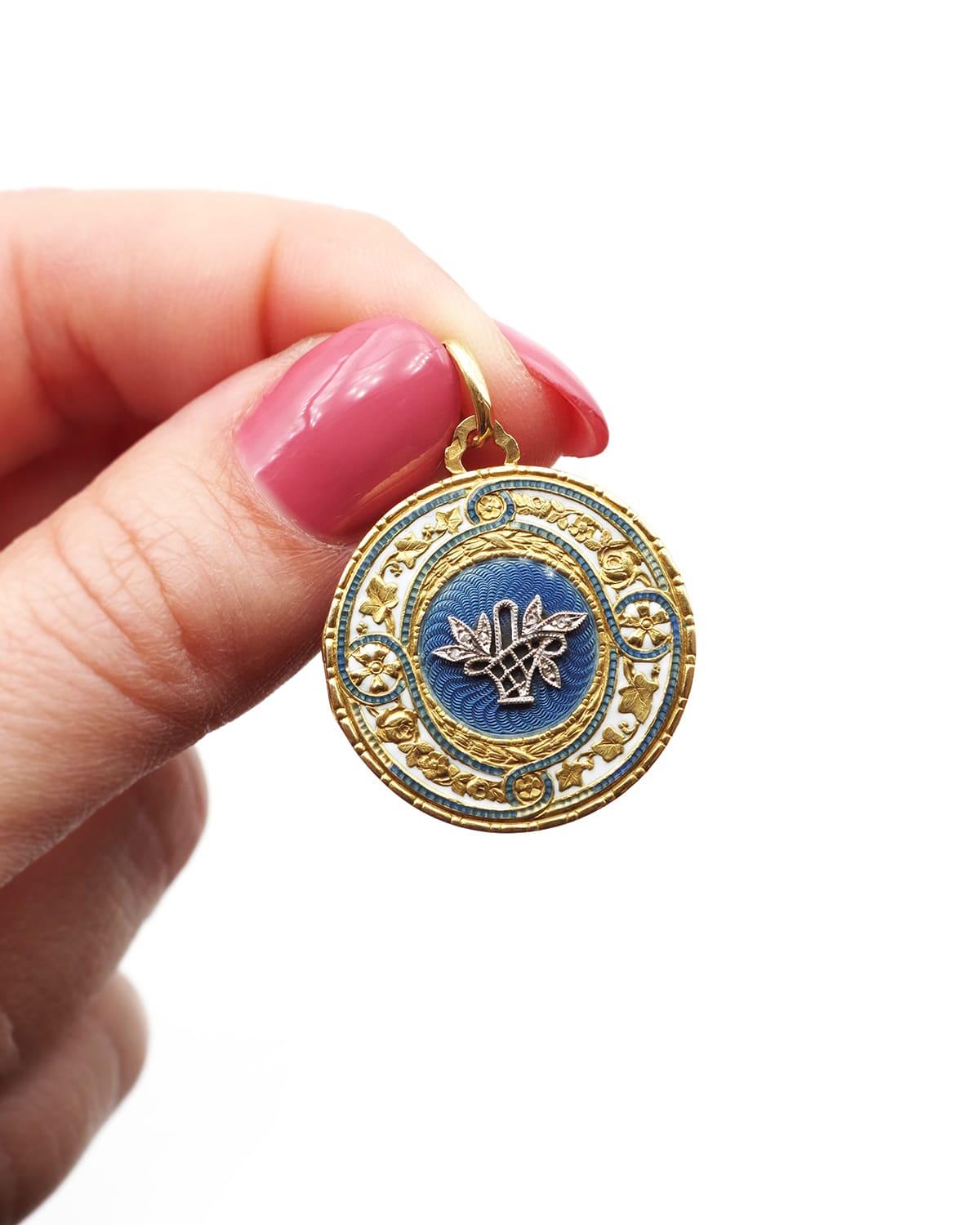 Medaglione edoardiano con fiore di cesto smaltato in oro 18 carati, pendente Art Nouveau In condizioni buone in vendita a PARIS, FR