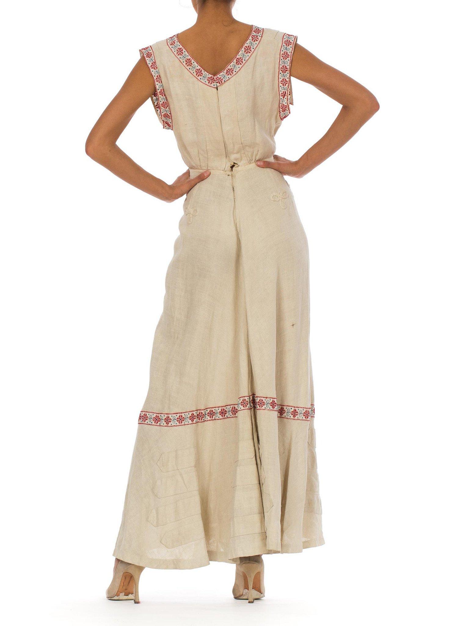 Robe de marche édouardienne en lin beige avec traîne coupée en biais et broderie folklorique rouge Pour femmes en vente