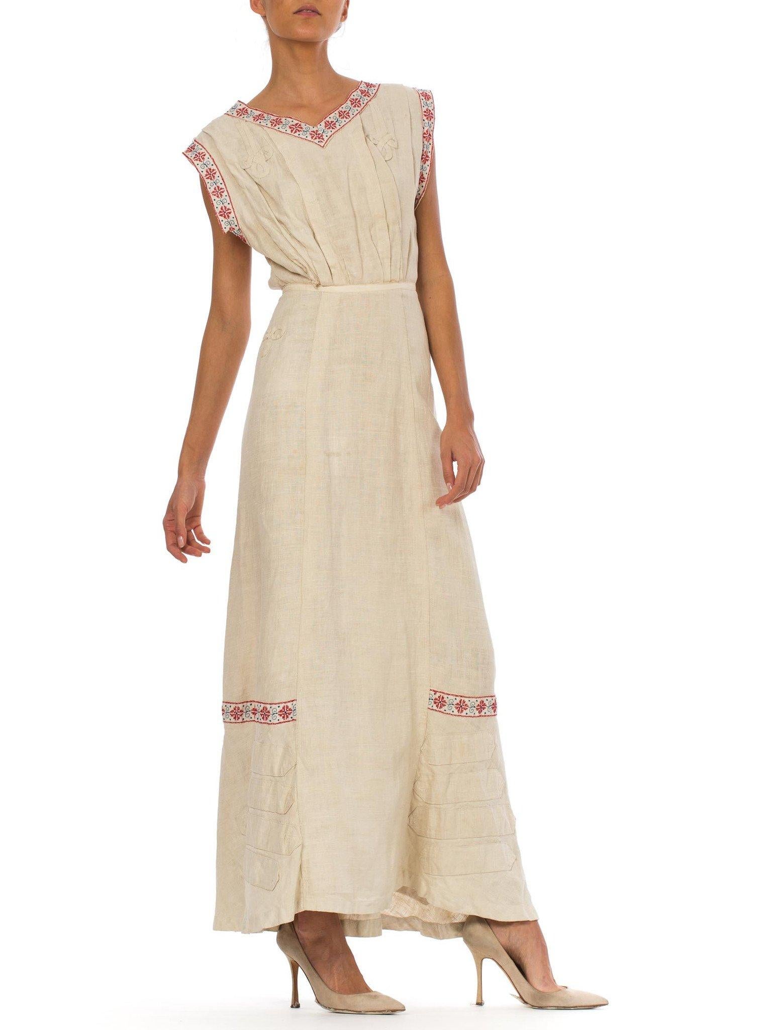 Edwardian Beige Linen Walking Dress With Bias Cut Train & Red Folk Embroidery In Excellent Condition For Sale In New York, NY