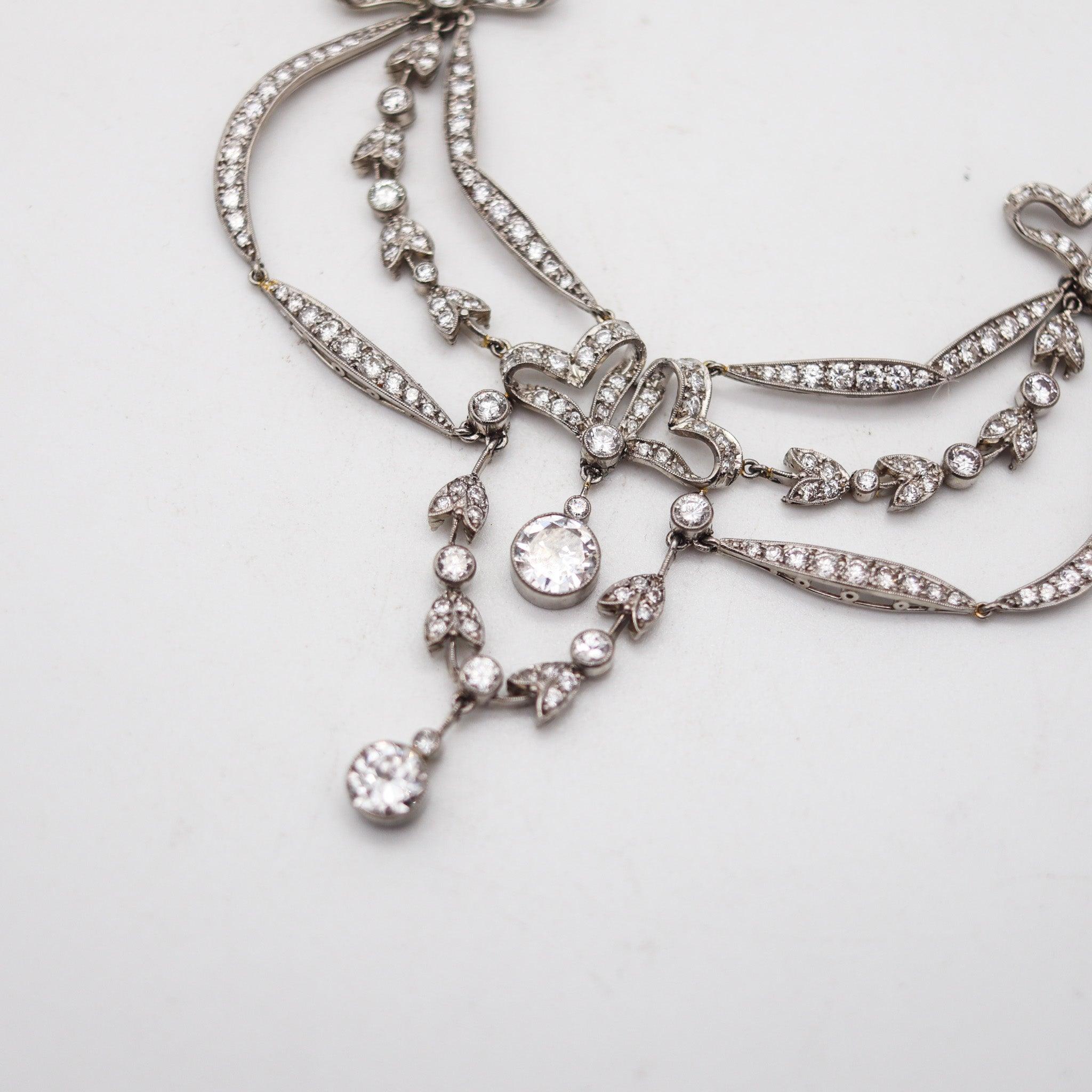 EDWARDIAN Belle Epoque 1905 Platinum Festoon Necklace With 10.35 Ctw Diamonds In Excellent Condition For Sale In Miami, FL