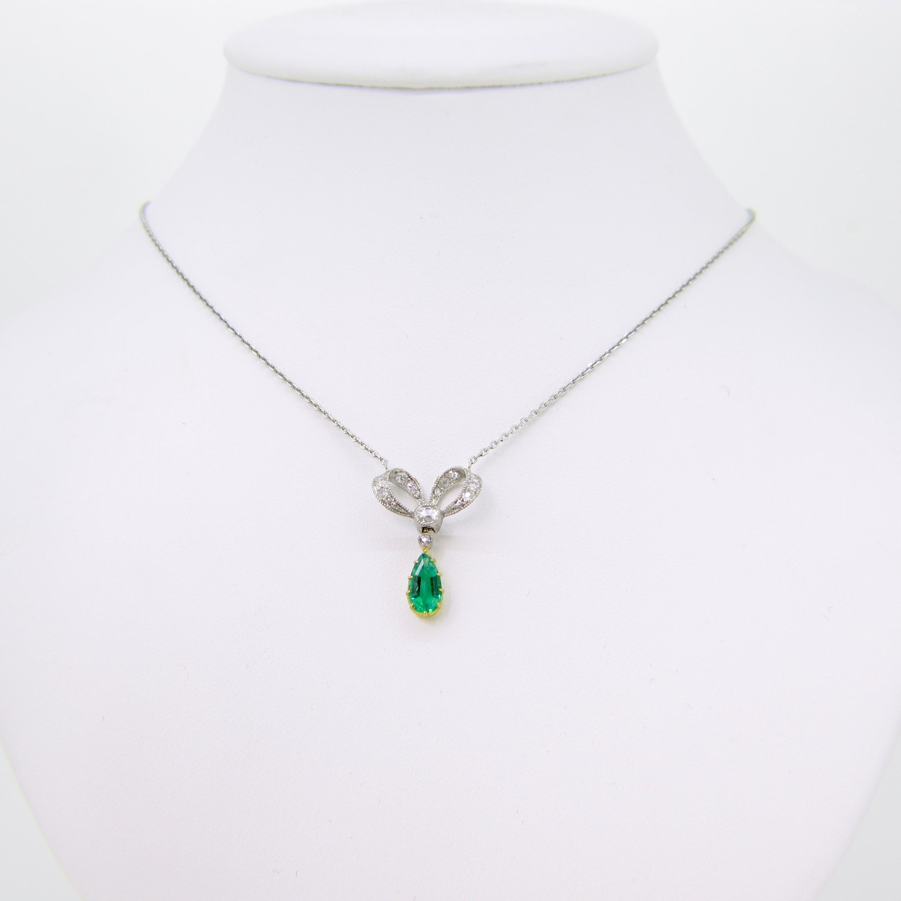 Women's or Men's Edwardian Belle Époque Emerald Diamonds Gold Earrings Necklace