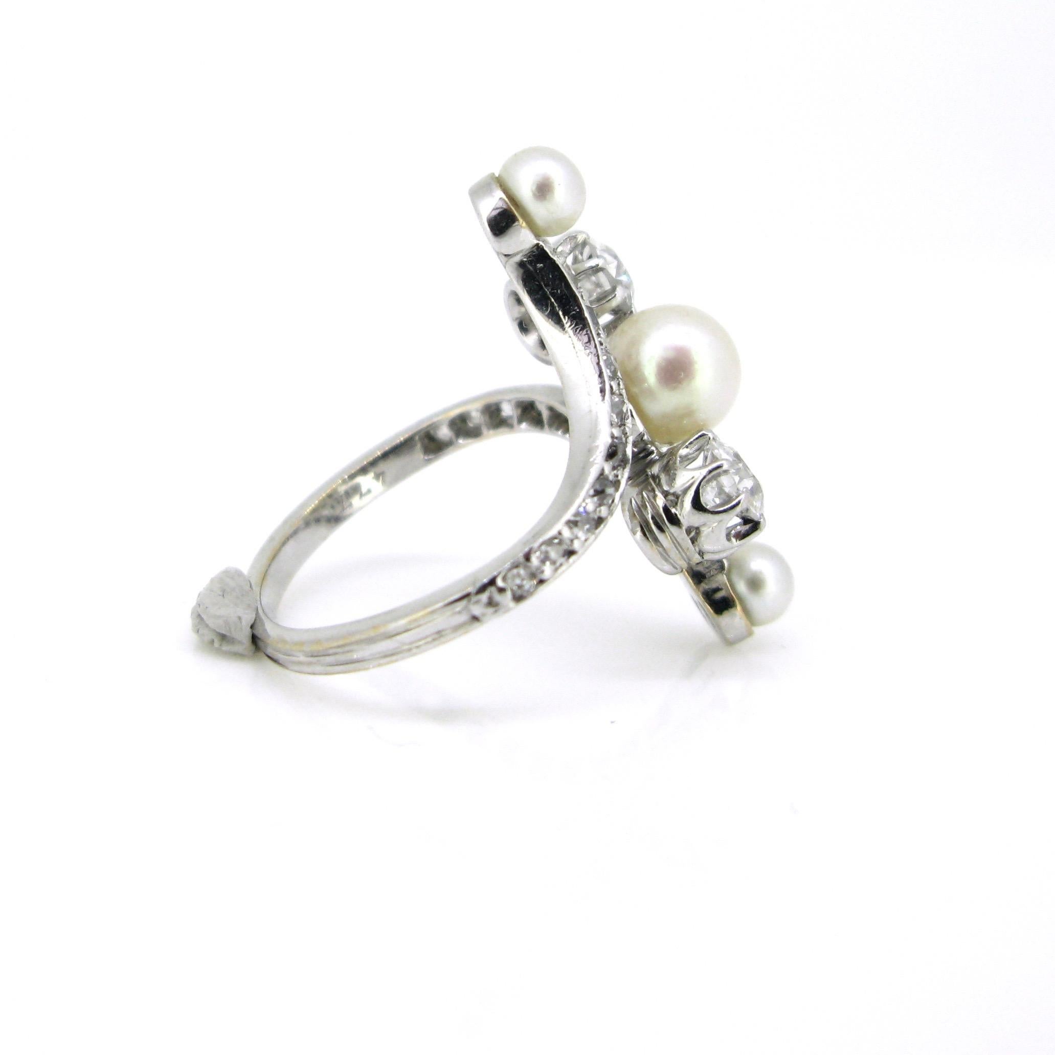 Edwardian Belle Epoque Natural Pearl Diamonds White Gold Platinum Crossover Ring In Good Condition For Sale In London, GB