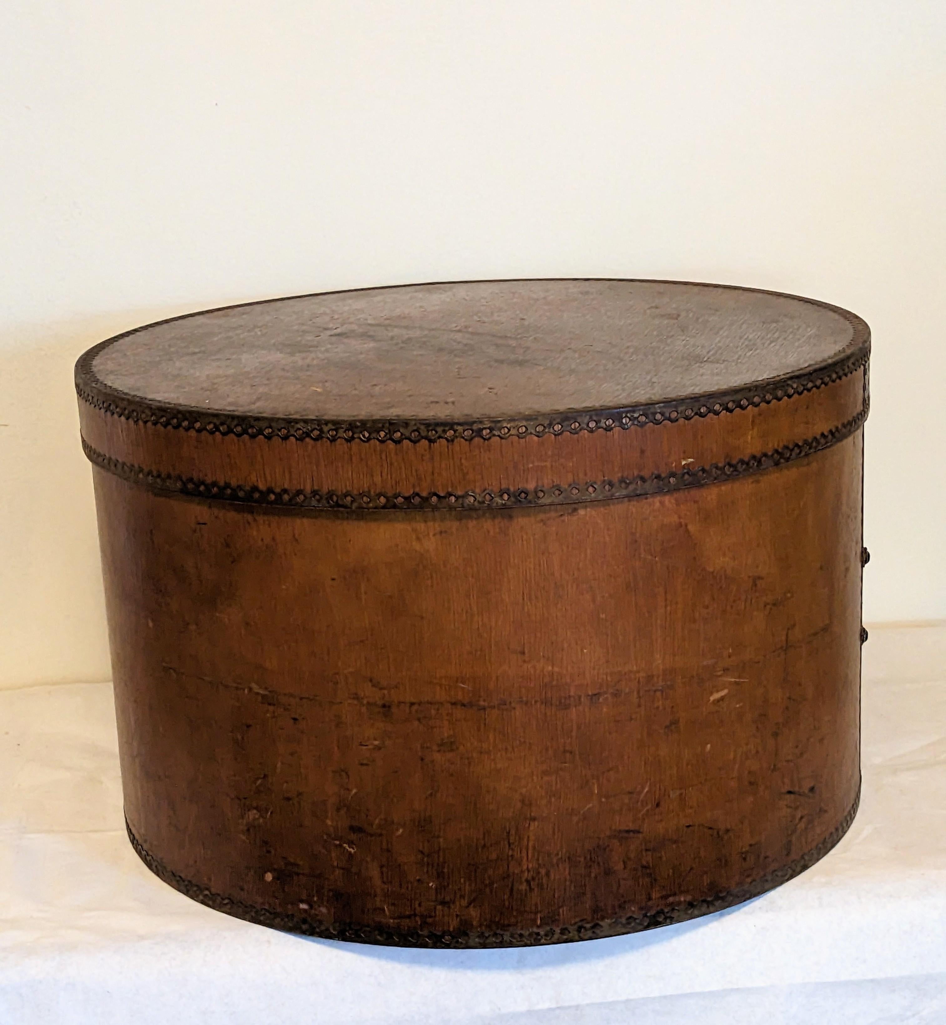 Merveilleuse boîte à chapeaux en bois courbé de l'époque édouardienne, avec des bandes métalliques rivetées pour le soutien sur tous les bords. Idéal pour le stockage, européen du début des années 1900. 18