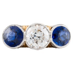 Anello di fidanzamento a tre pietre con diamante e zaffiro taglio europeo incastonato a castone edoardiano