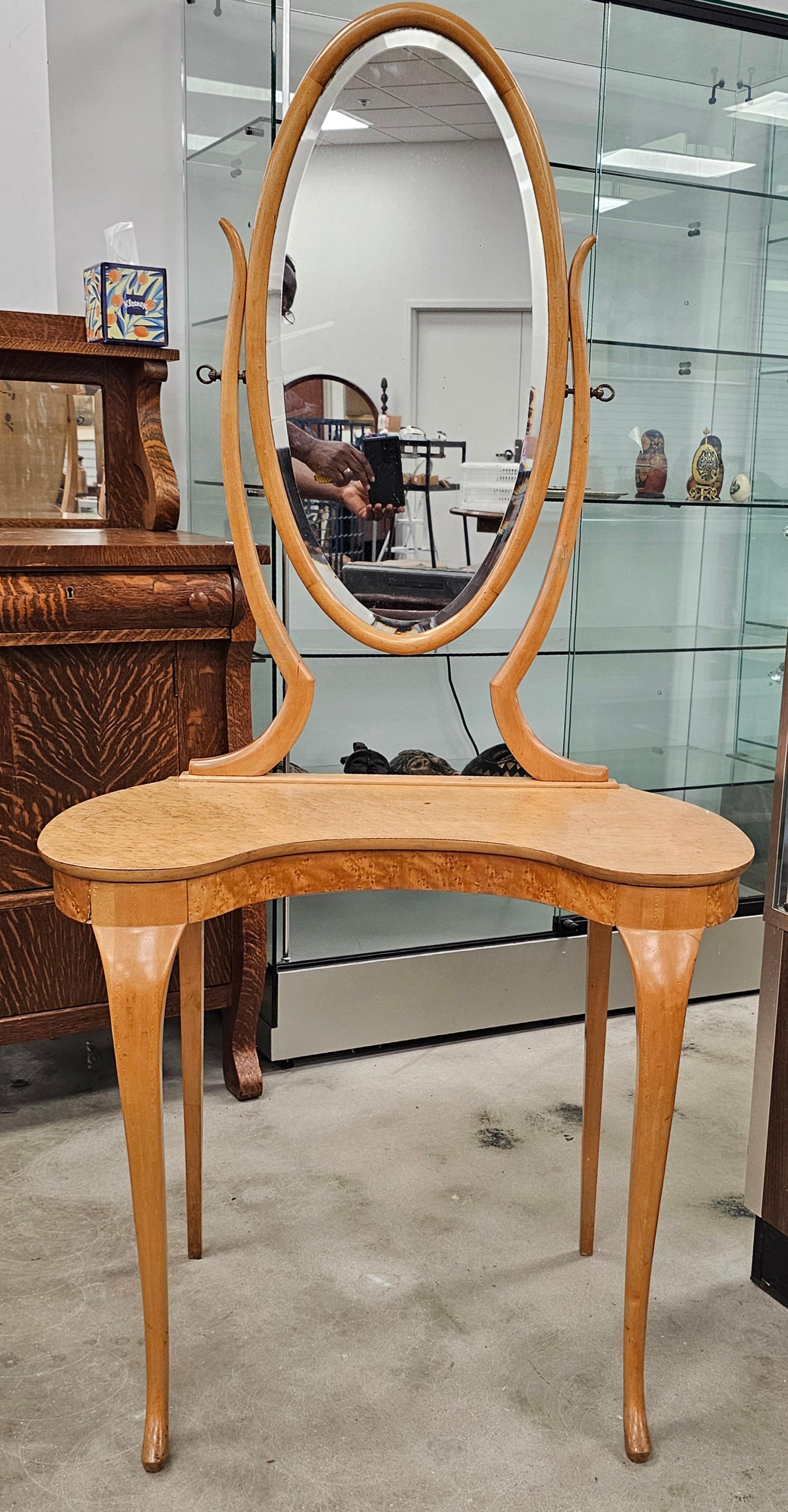 Edwardian Birdseye Maple Mirrored Vanity with Side Chair In Good Condition For Sale In Germantown, MD