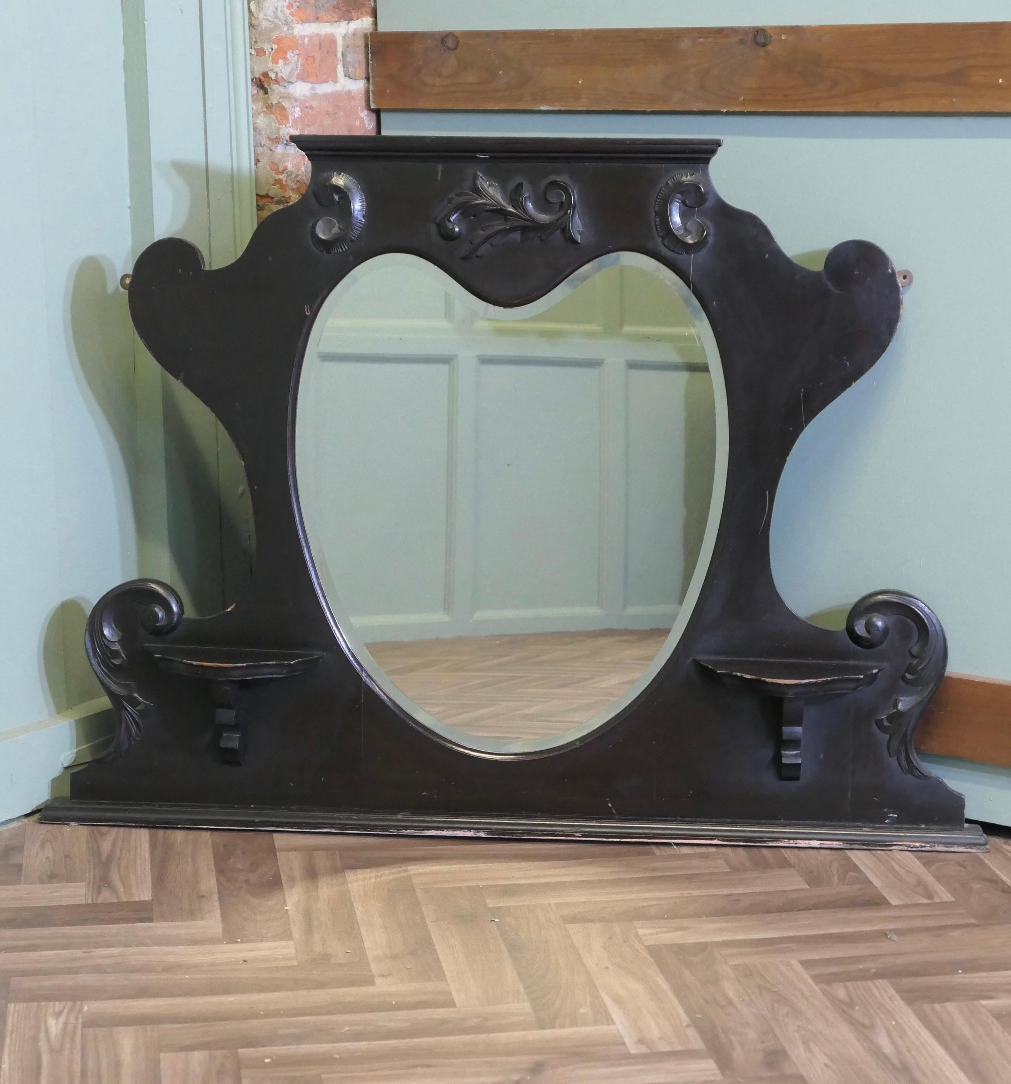 Edwardian Black Lacquer Overmantel mit Herz Spiegel

Dies ist ein sehr ungewöhnliches Stück, in der Mitte der großen overmantel hat eine abgeschrägte Spiegel gibt es ein kleines Regal auf jeder Seite und der Spiegel behält die ursprüngliche Gesso