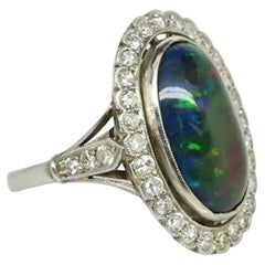 Platinring mit schwarzem Opal, Cabochon und Diamant-Halo im viktorianischen Edwardianischen Stil