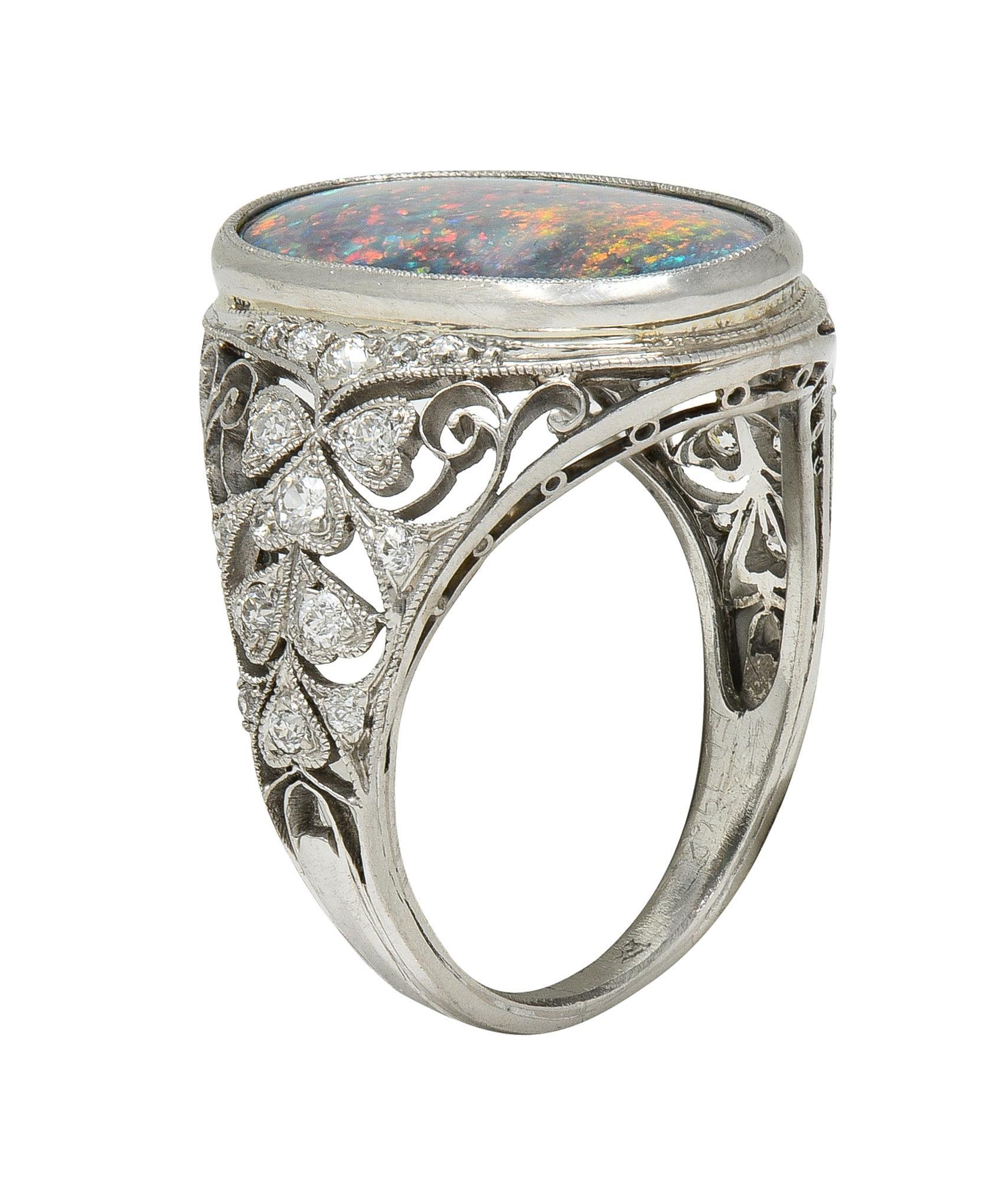 Edoardiano Anello da cena a trifoglio antico in platino con diamante e opale nero di epoca edoardiana in vendita