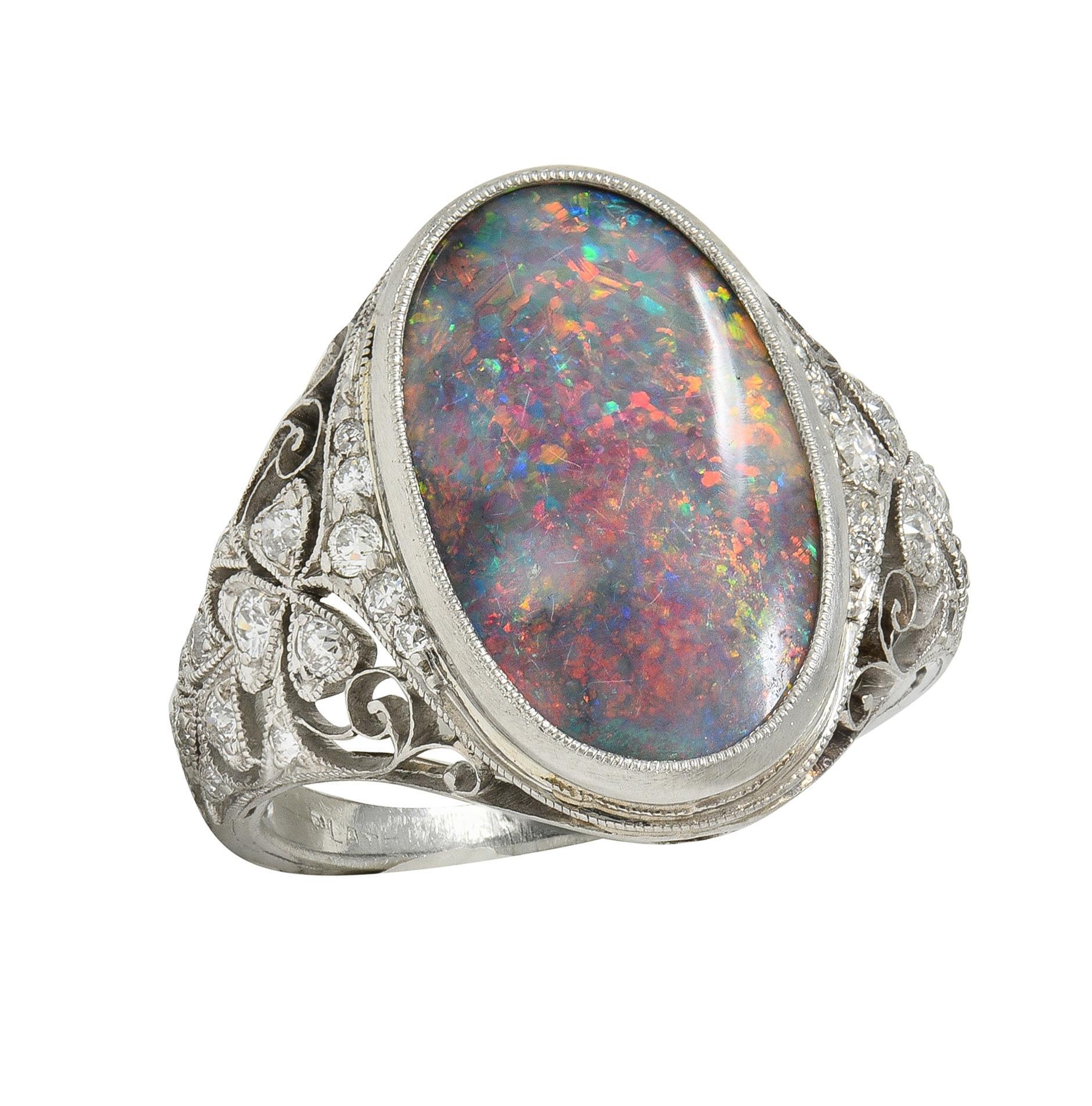 Taglio ovale Anello da cena a trifoglio antico in platino con diamante e opale nero di epoca edoardiana in vendita