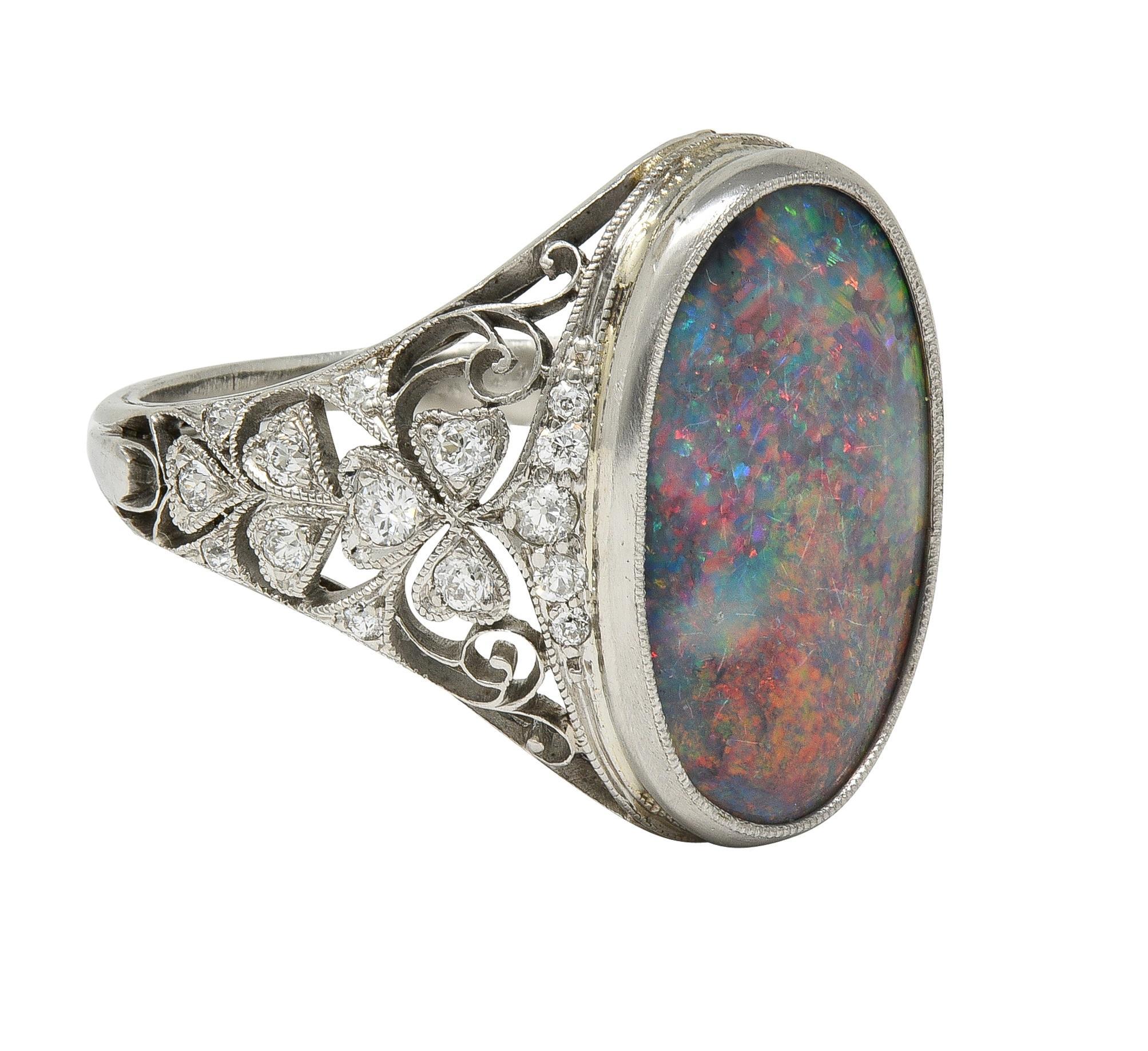 Anello da cena a trifoglio antico in platino con diamante e opale nero di epoca edoardiana In condizioni ottime in vendita a Philadelphia, PA