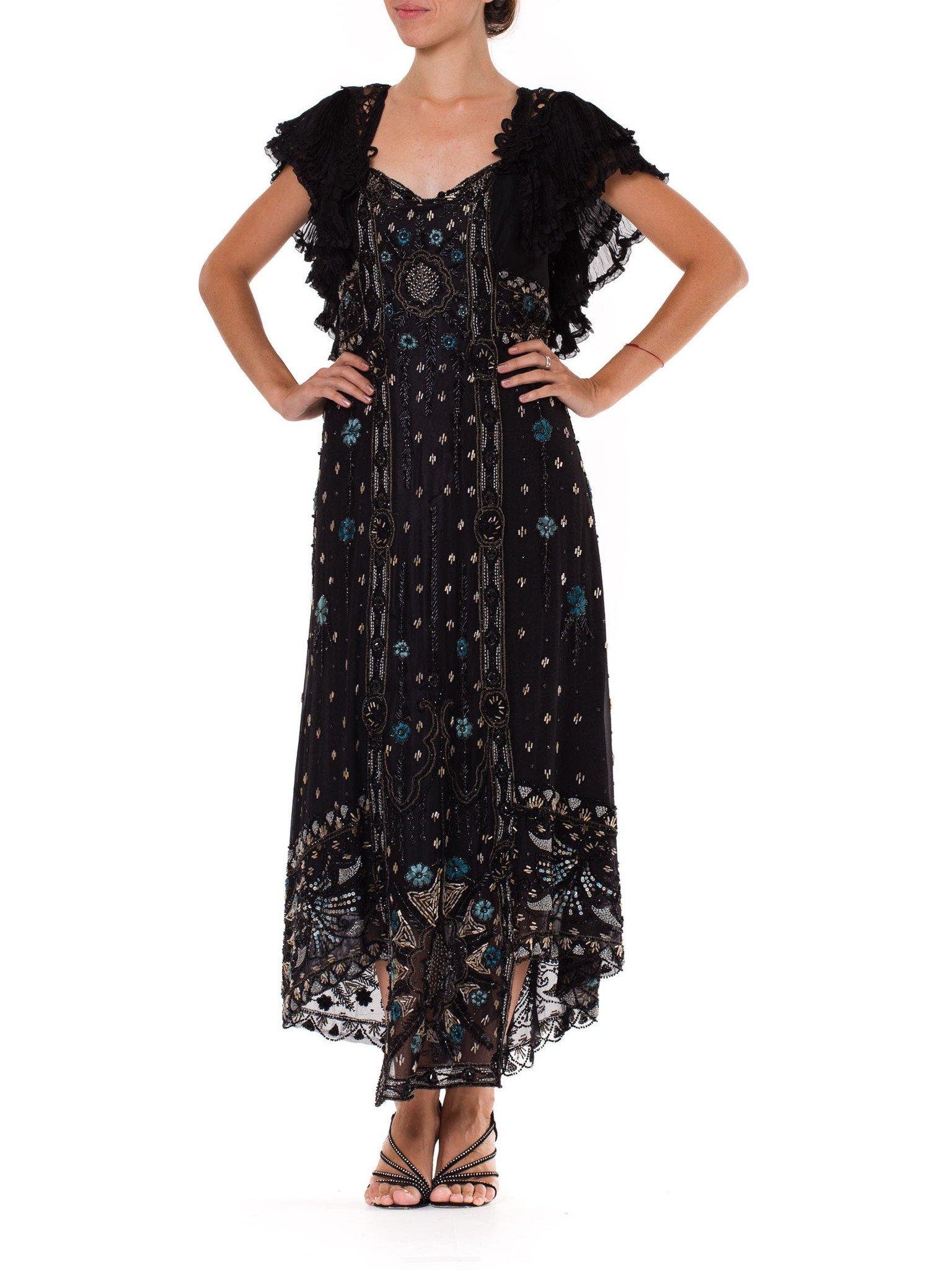 Filet de soie noir édouardien brodé de fleurs et perlé  Robe avec col en dentelle à volants