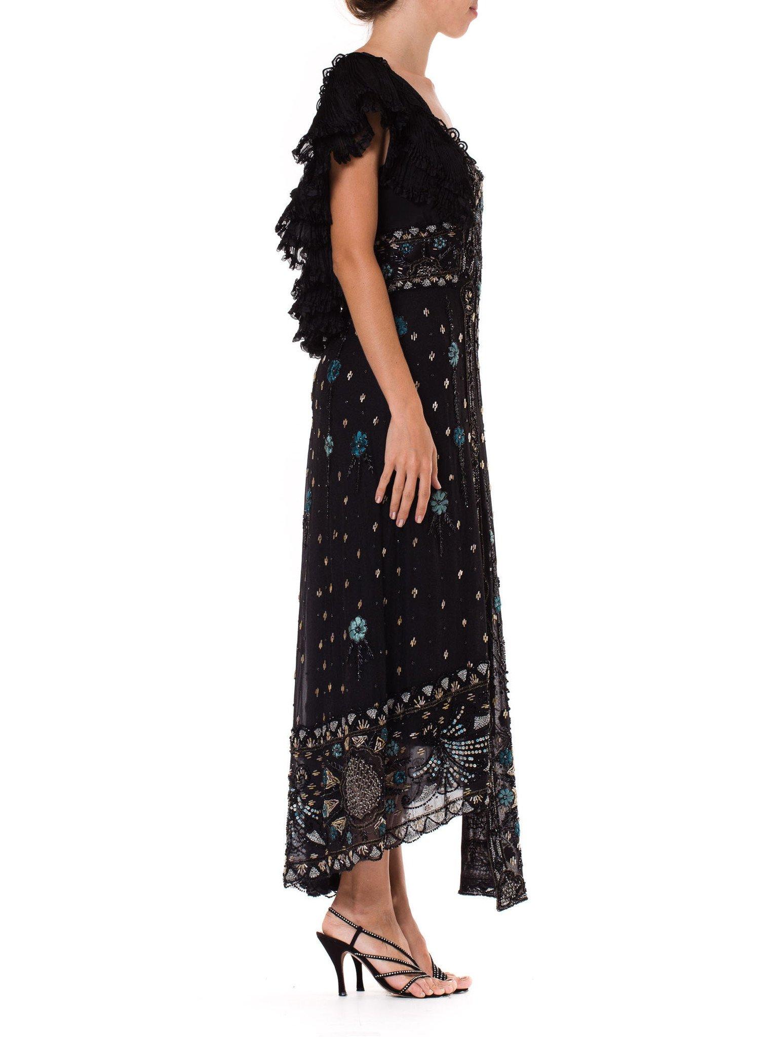 Schwarzes edwardianisches Seidennetz mit Blumenstickerei und Perlen bestickt  Kleid mit Rüschen-Spitzekragen Damen im Angebot