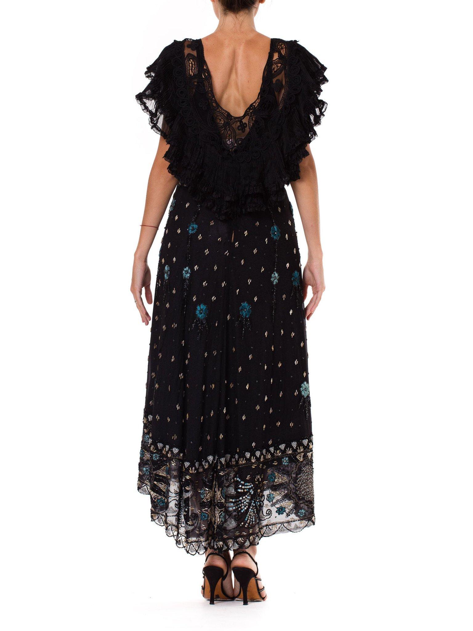 Net de soie noir édouardien brodé de fleurs et de perles  Robe avec col en dentelle à volants Pour femmes en vente