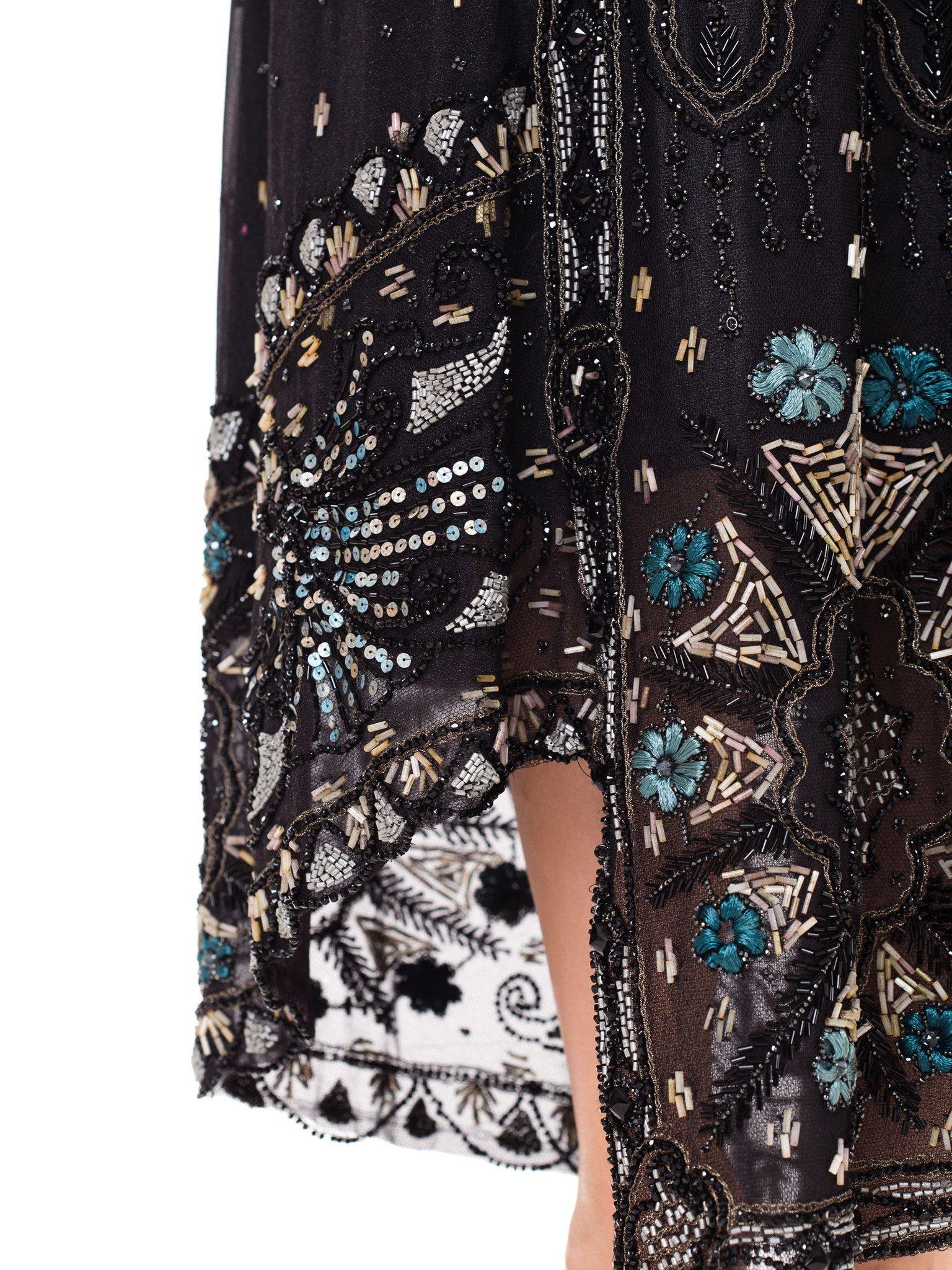 Net de soie noir édouardien brodé de fleurs et de perles  Robe avec col en dentelle à volants en vente 2