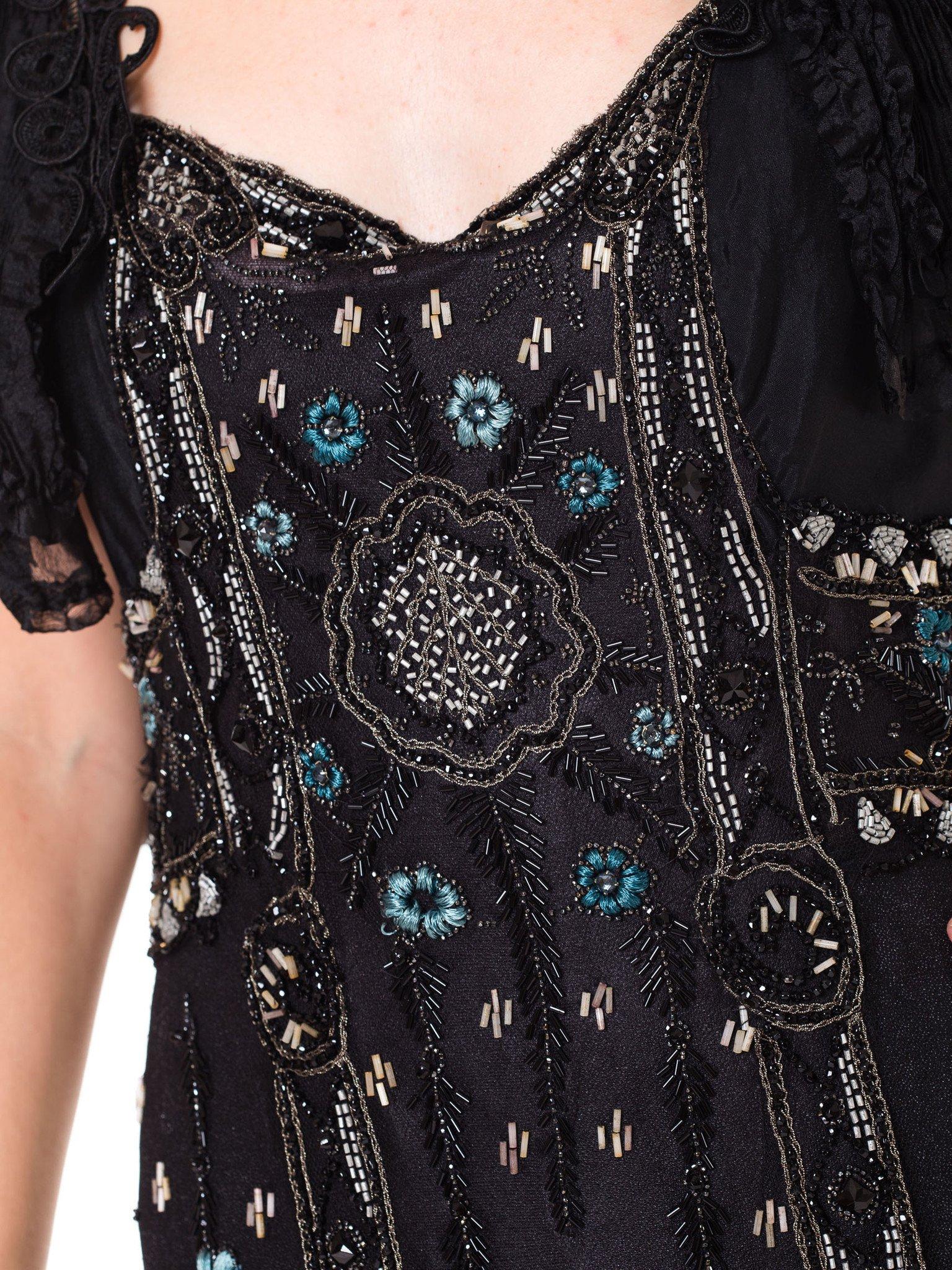 Schwarzes edwardianisches Seidennetz mit Blumenstickerei und Perlen bestickt  Kleid mit Rüschen-Spitzekragen im Angebot 4