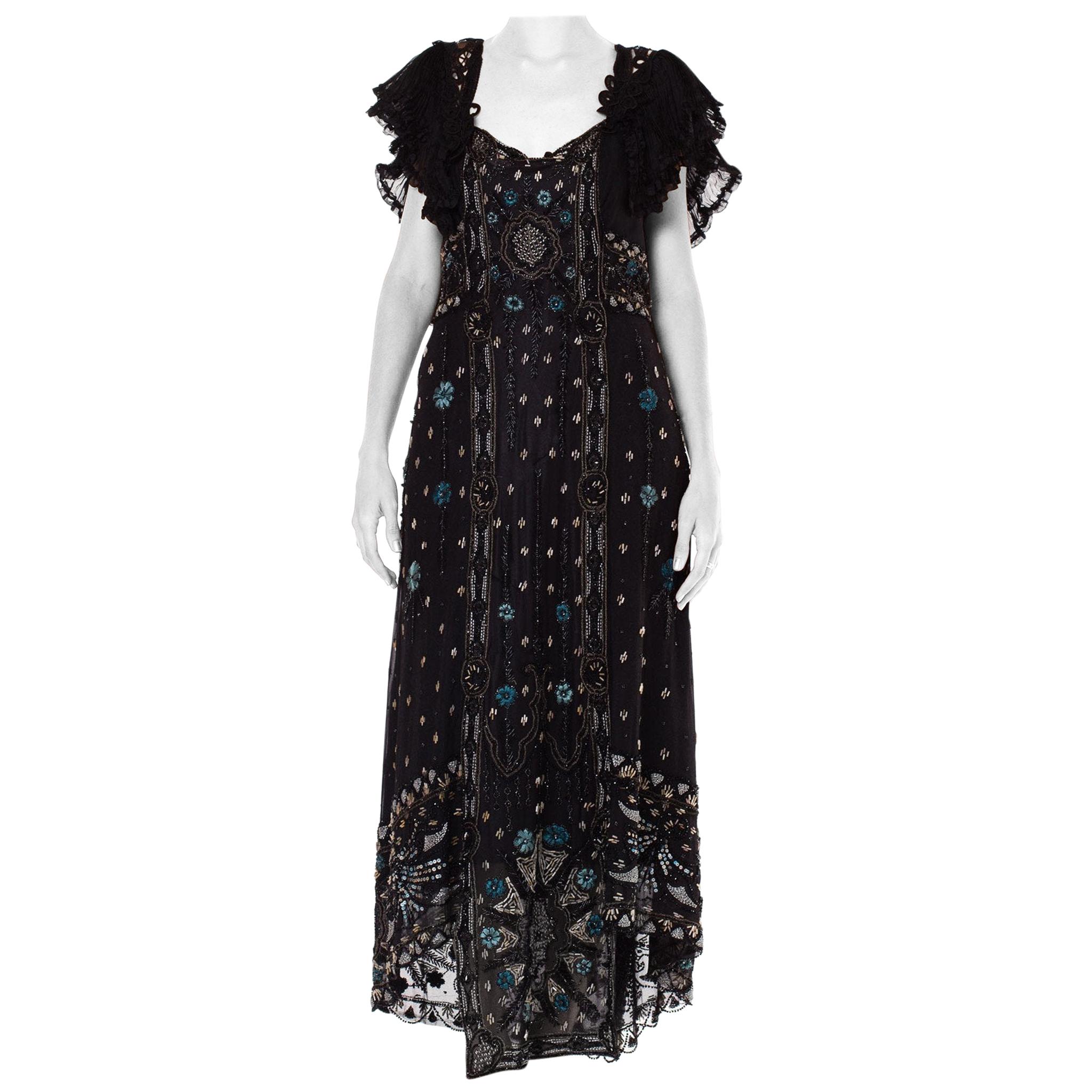 Net de soie noir édouardien brodé de fleurs et de perles  Robe avec col en dentelle à volants