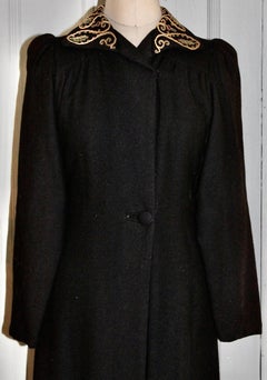 Edwardian Black Wool Coat with Faux Jewels (Manteau de laine noir édouardien avec faux bijoux)