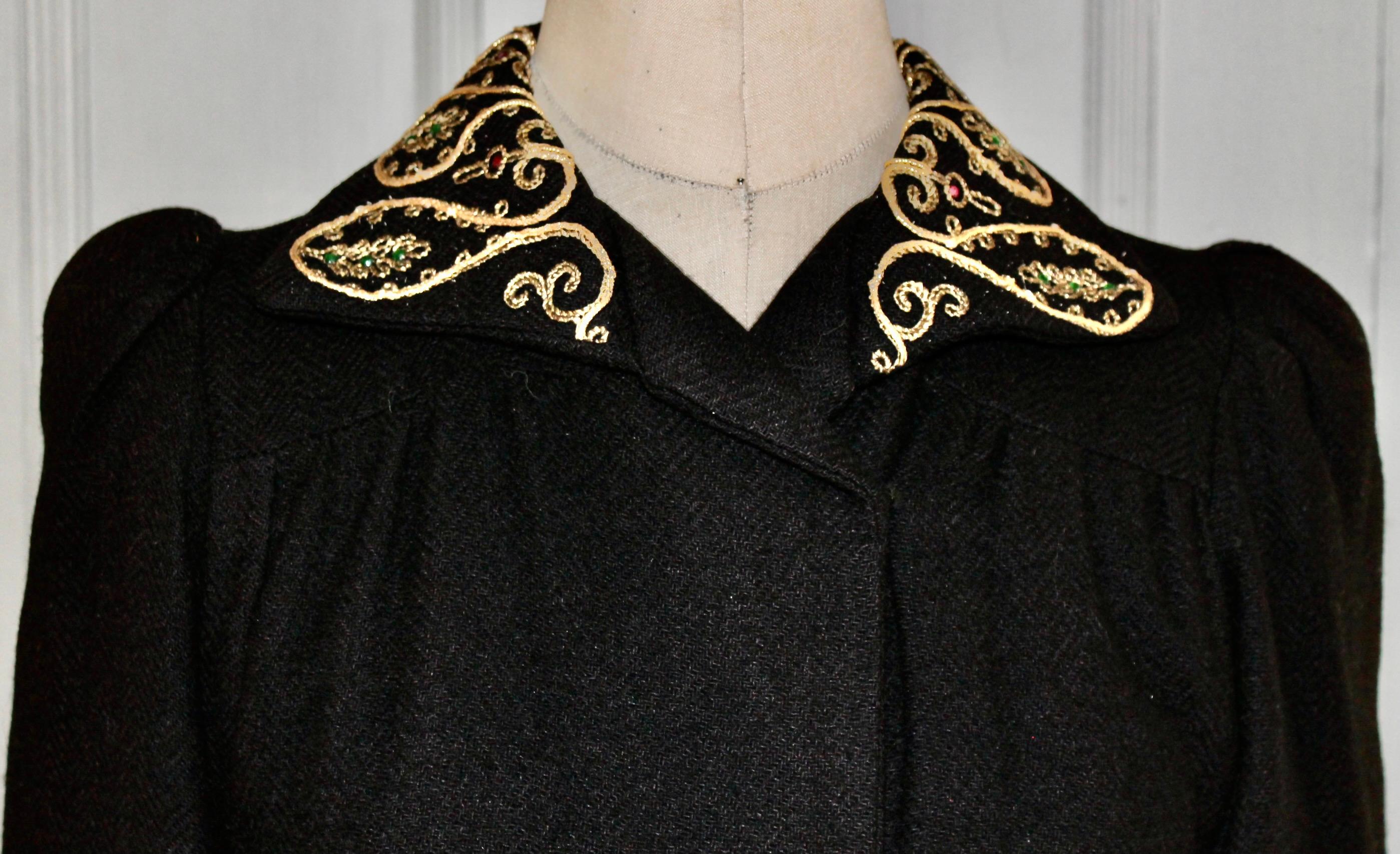 Noir Manteau édouardien en laine noire avec faux bijoux en vente