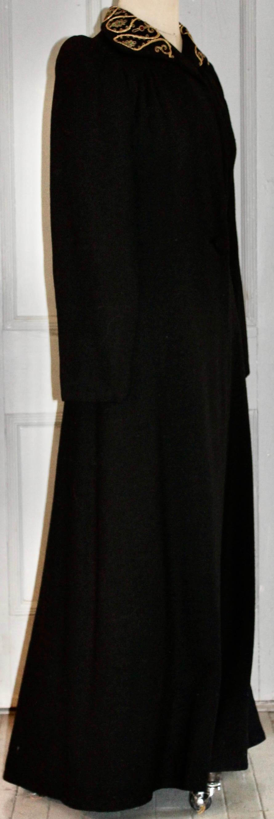 Manteau édouardien en laine noire avec faux bijoux en vente 1