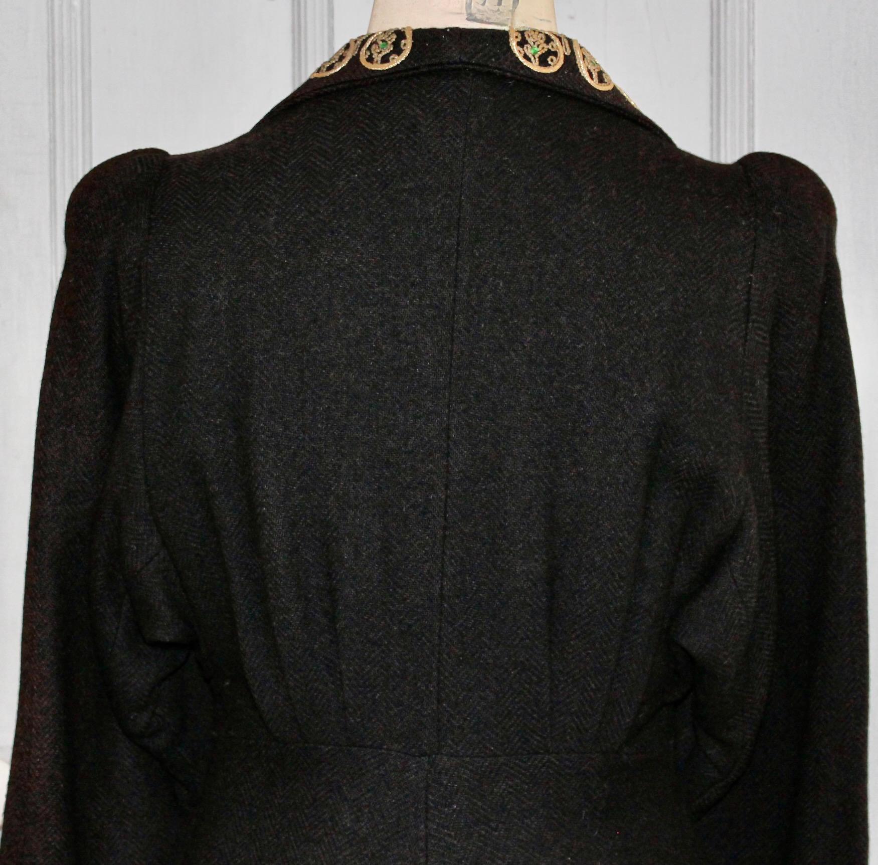 Manteau édouardien en laine noire avec faux bijoux en vente 3