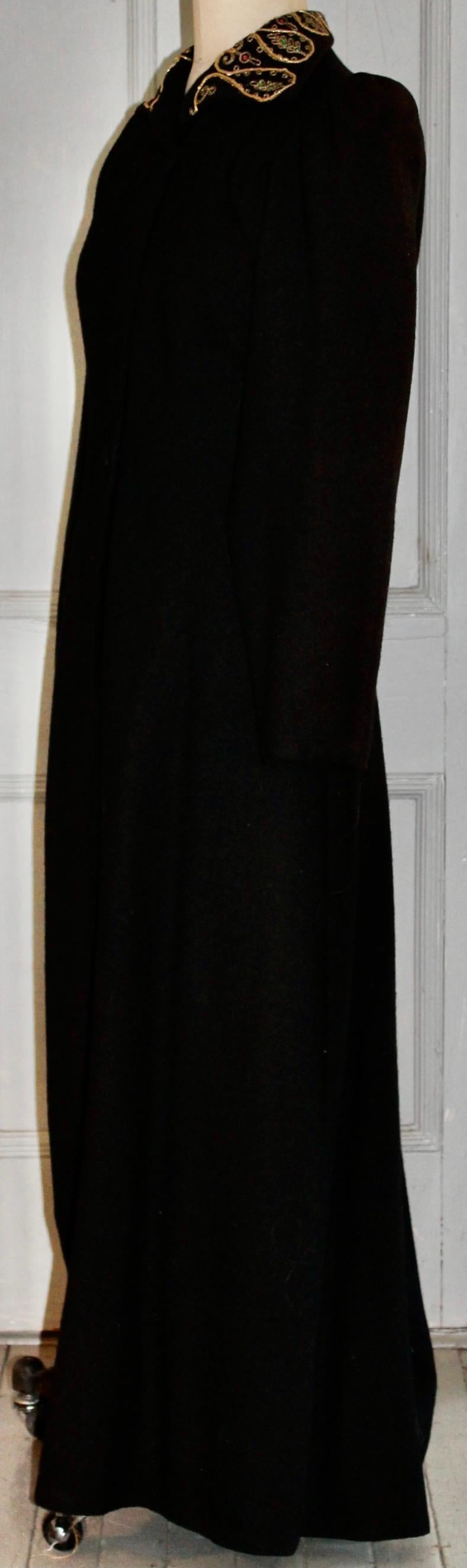 Manteau édouardien en laine noire avec faux bijoux en vente 4