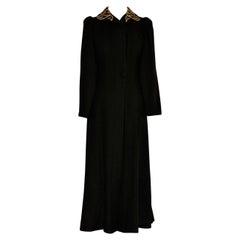 Cappotto edoardiano in lana nera con finti gioielli
