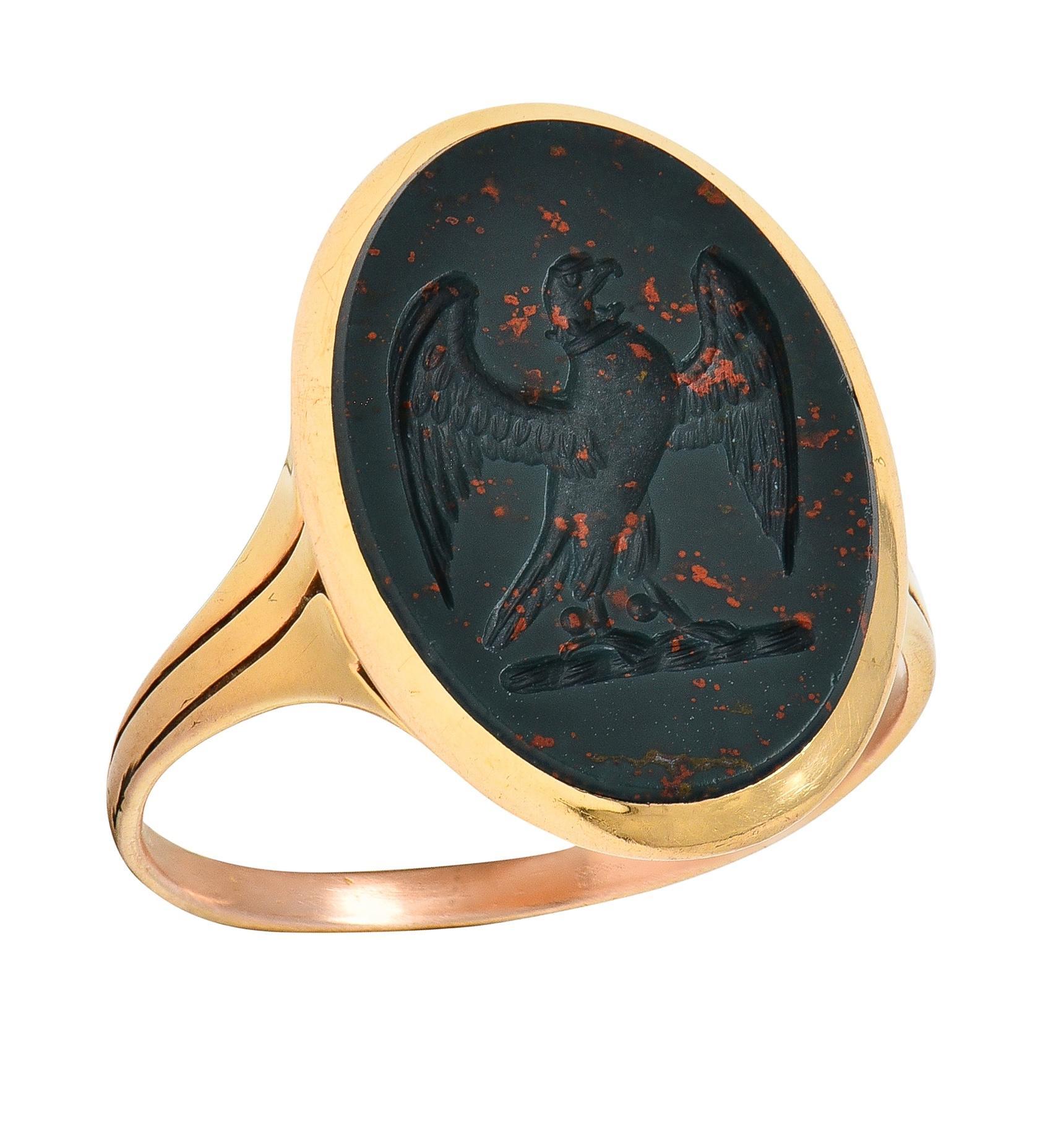 Anello Edwardiano in pietra sanguigna in oro giallo 18 carati con incisione antica dell'aquila in vendita 3