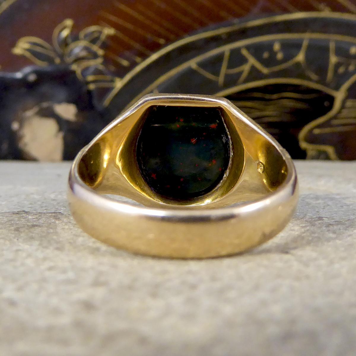 Edwardian Bloodstone Signet Ring in 15 Carat Yellow Gold In Good Condition In Yorkshire, West Yorkshire