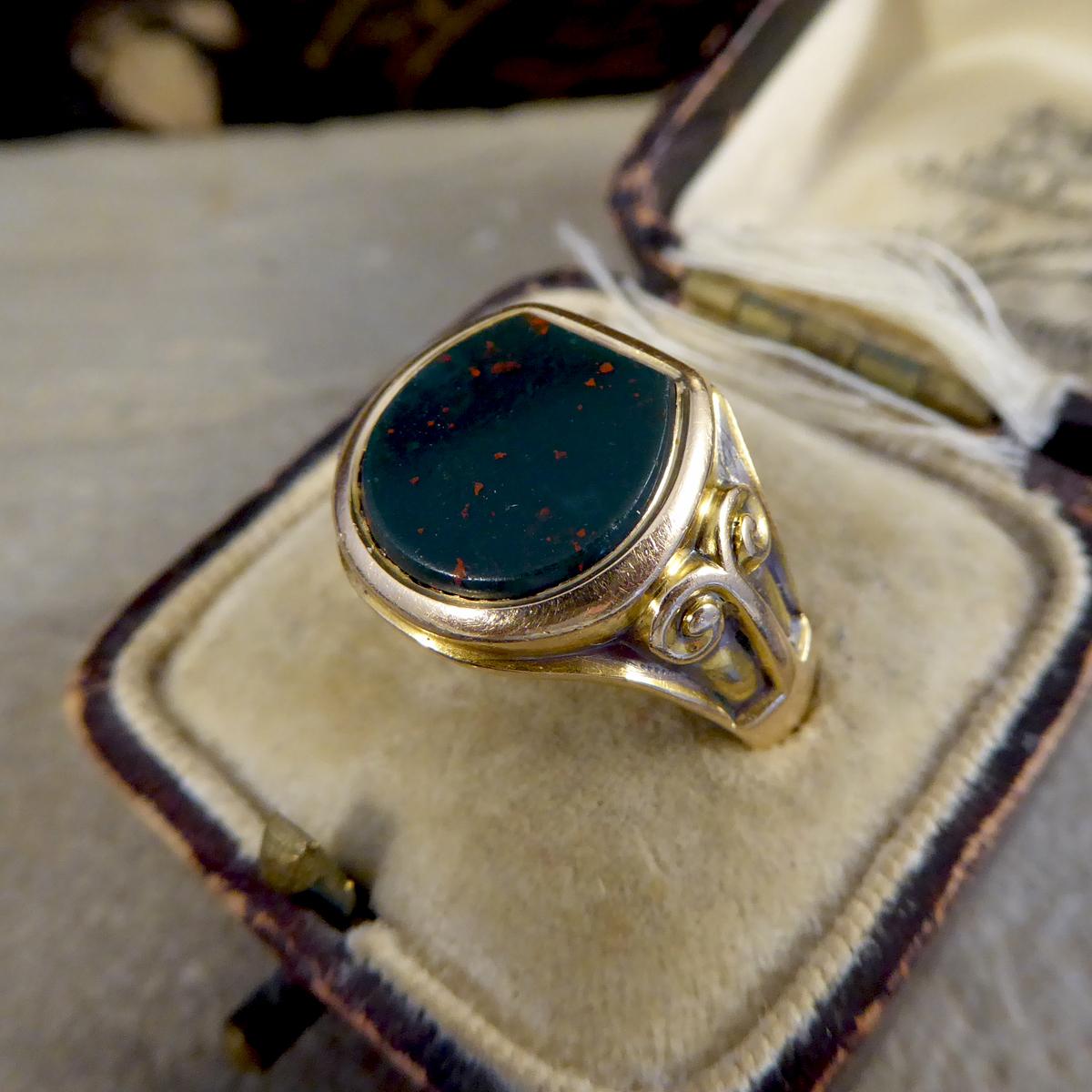 Edwardian Bloodstone Signet Ring in 15 Carat Yellow Gold 4