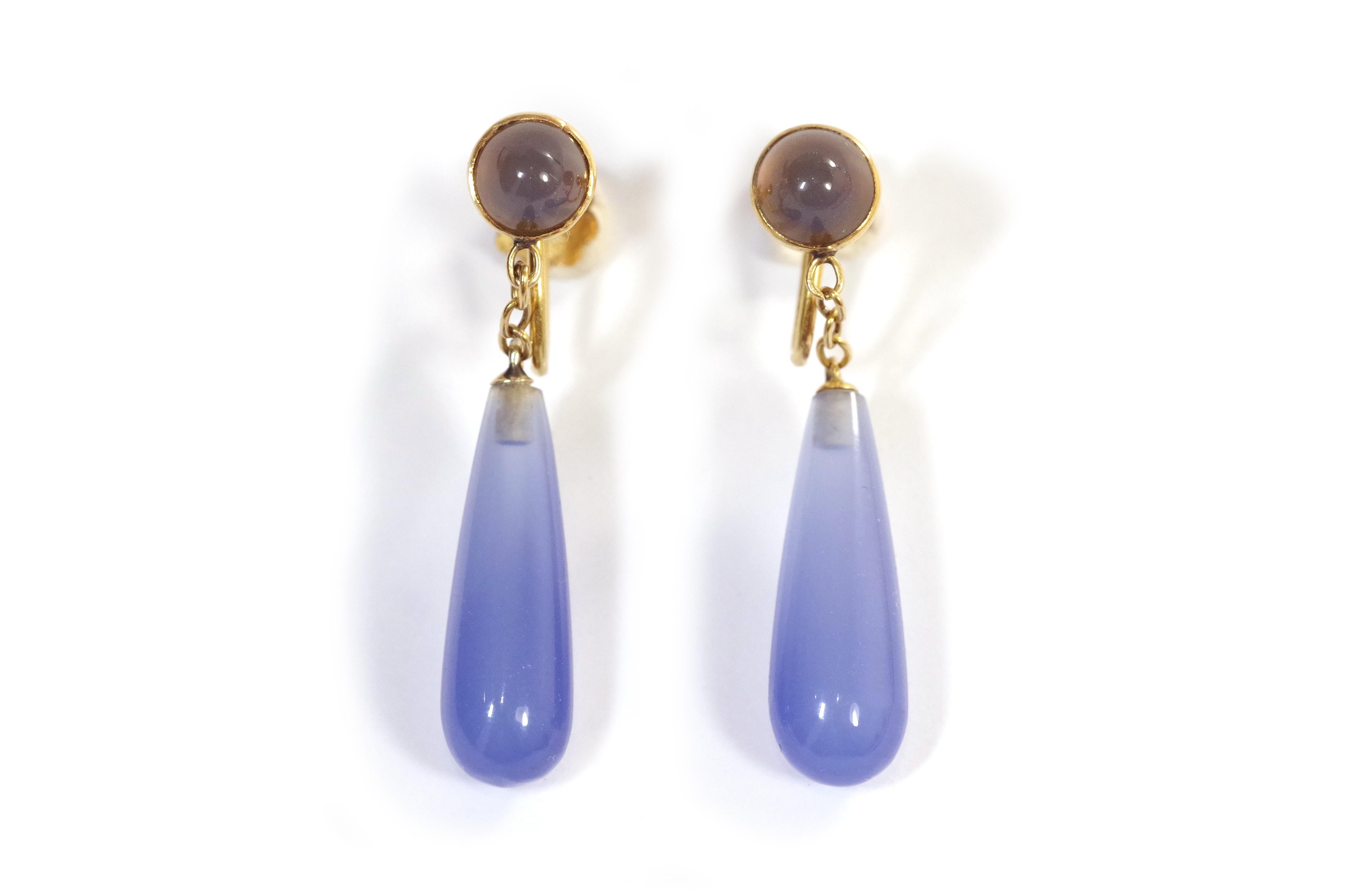 Edwardian blue chalcedony earrings in 18-karat yellow gold. Long earrings set with a cabochon and a blue-tinted chalcedony drop. The reverse of the clasp is decorated with a flower. Clips earrings from the early 20th century, Edwardian period.

Owl