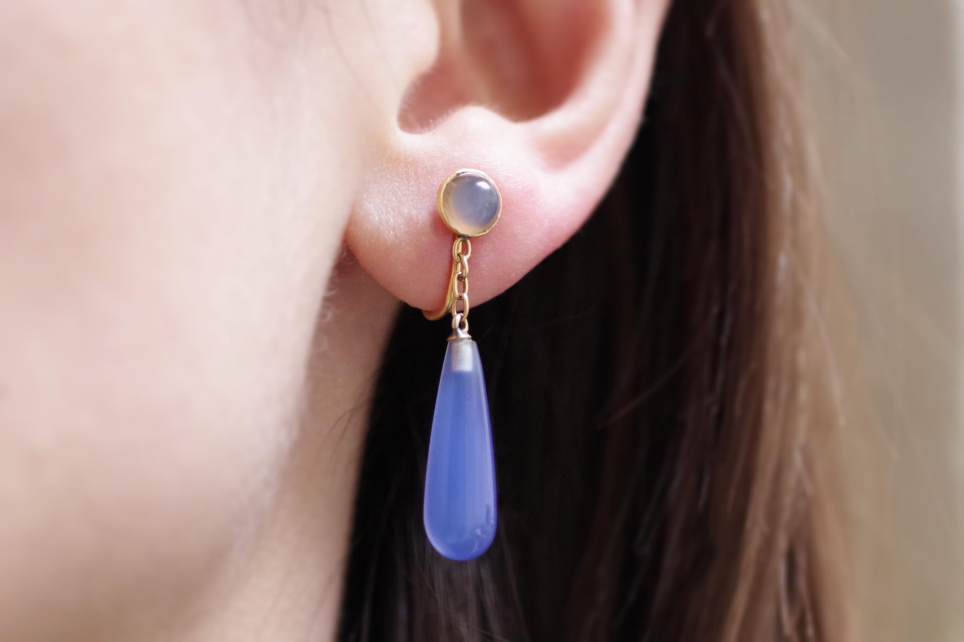 Cabochon Edwardian blue chalcedony earrings in 18-karat yellow gold For Sale
