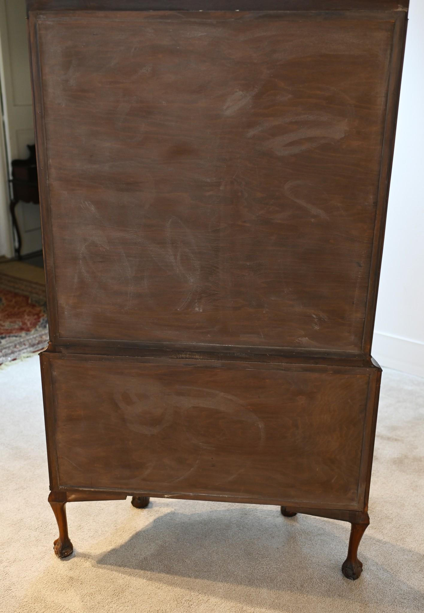 You are viewing an elegant Edwardian bow front display cabinet
Circa 1900 on this piece which has Chippendale influences including ball and claw feet
Half round or demi lune form to the cabinet
Lots of storage room and there is a great patina to the