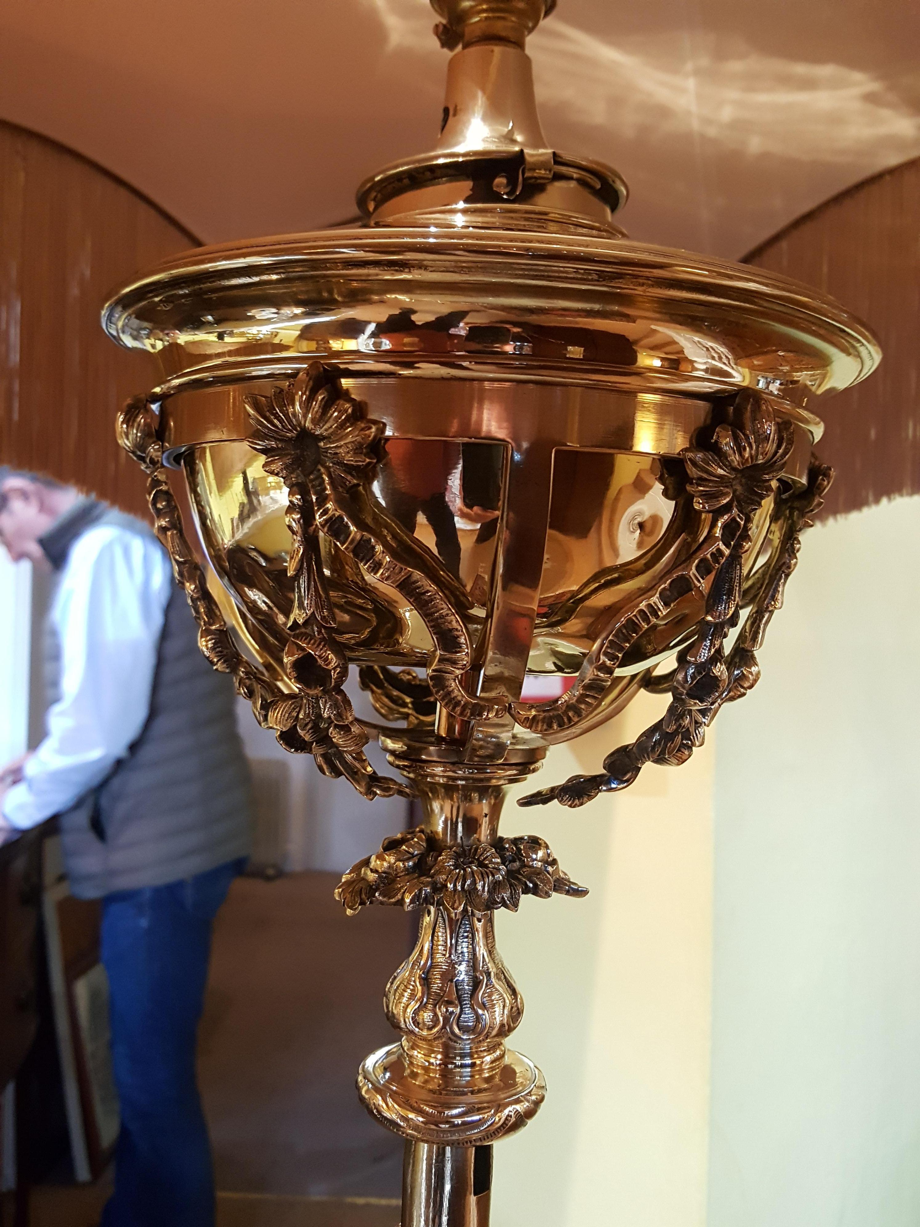 Edwardian Brass Adjustable Standard Oil Lamp In Good Condition For Sale In Altrincham, Cheshire