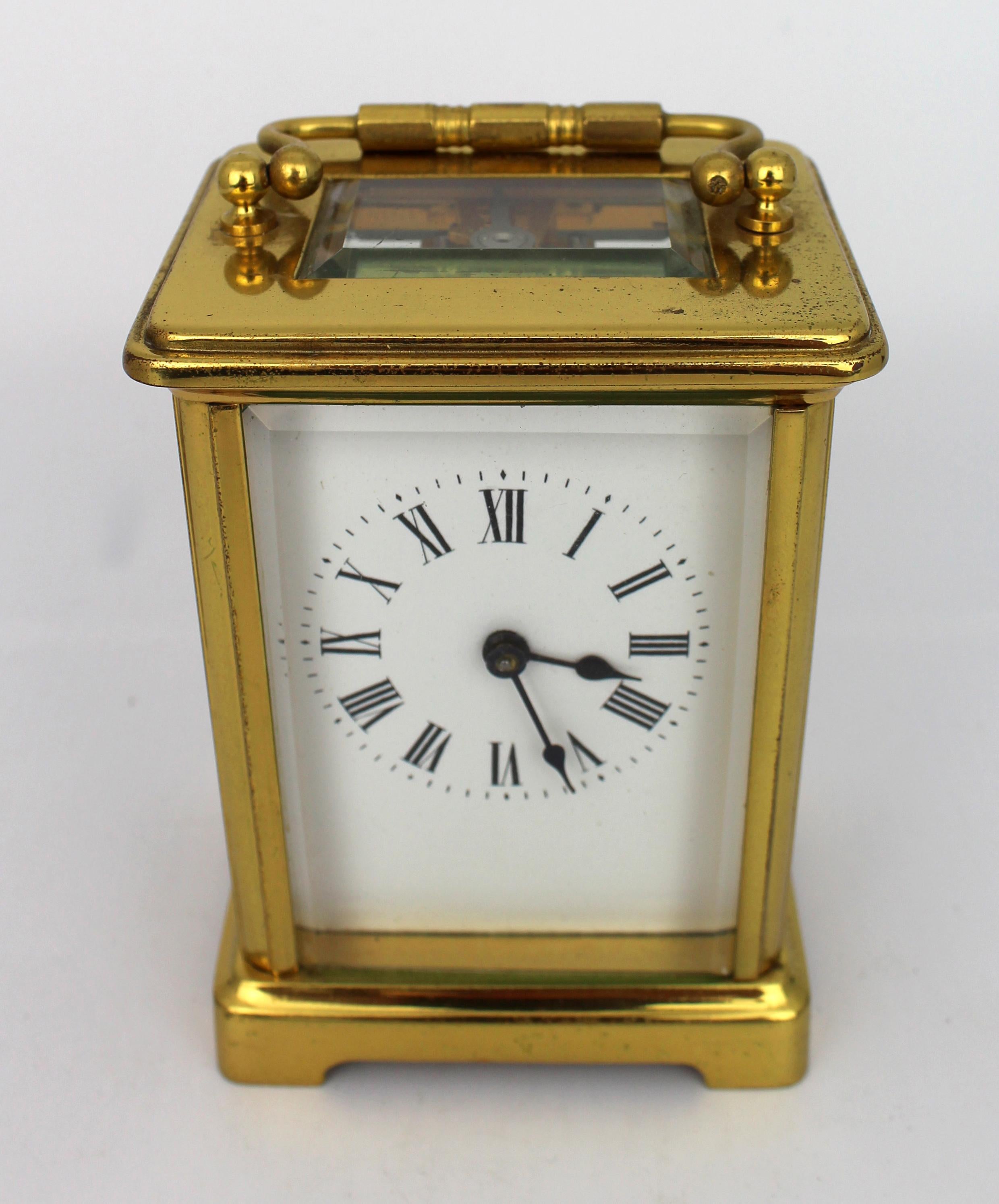 Horloge à chariot en laiton de l'époque édouardienne avec mouvement suisse en vente 2