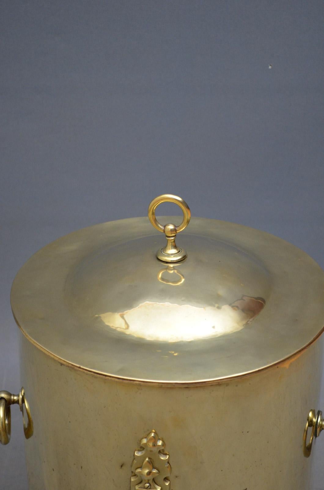 Sn4367  Edwardian brass coal bucket of circular design, with lift up lid, carrying handles and three feet, circa 1900

H 18