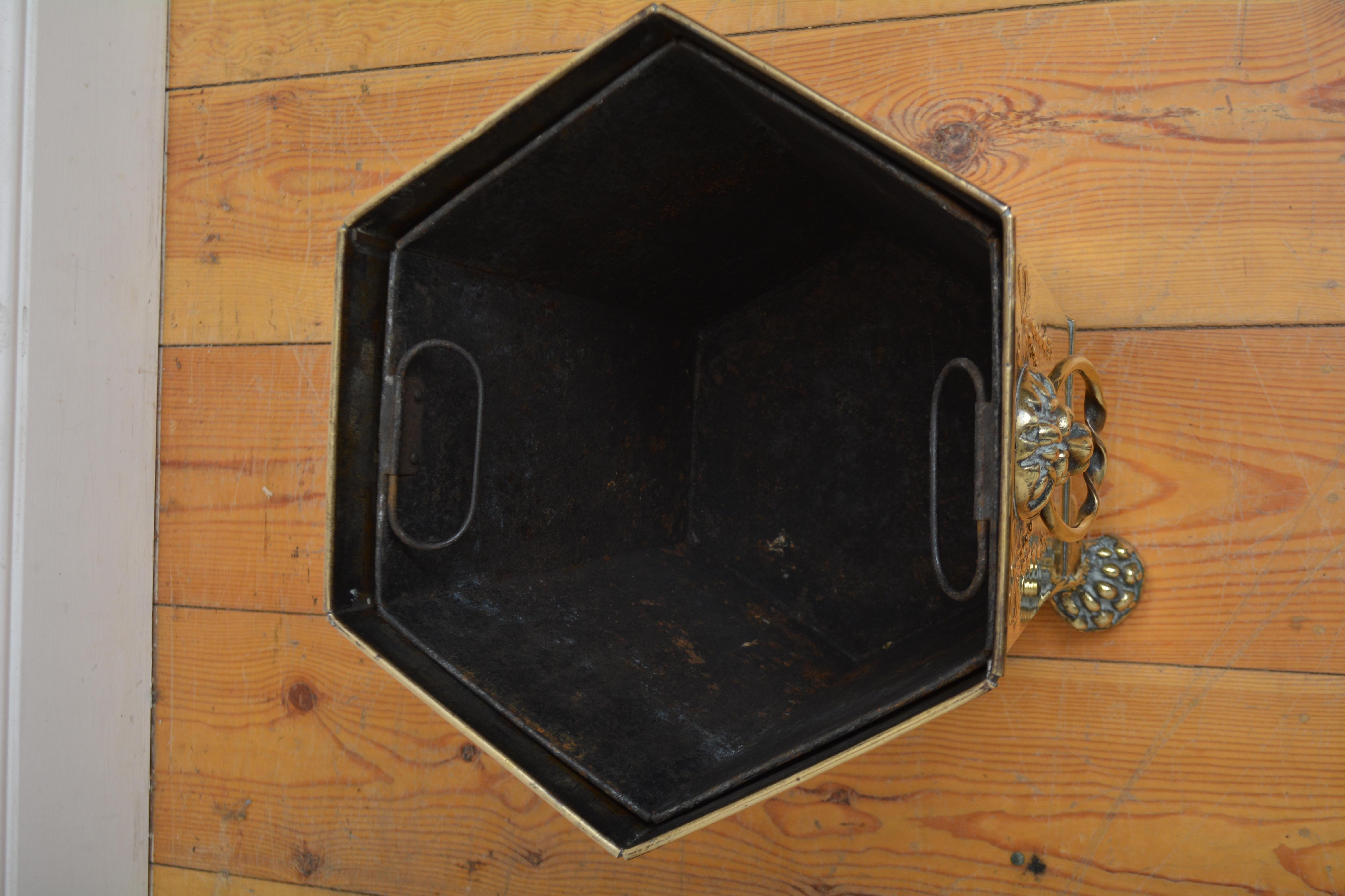 Vaso per piante in ottone Edwardian Coal Bin Planter in vendita 4